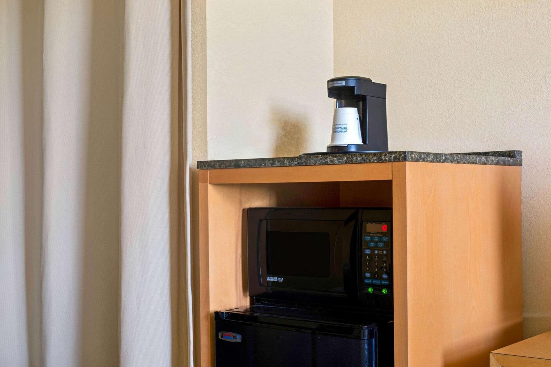 La Quinta Inn & Suites by Wyndham Sunrise interior in Sunrise, FL — gallery photo 2