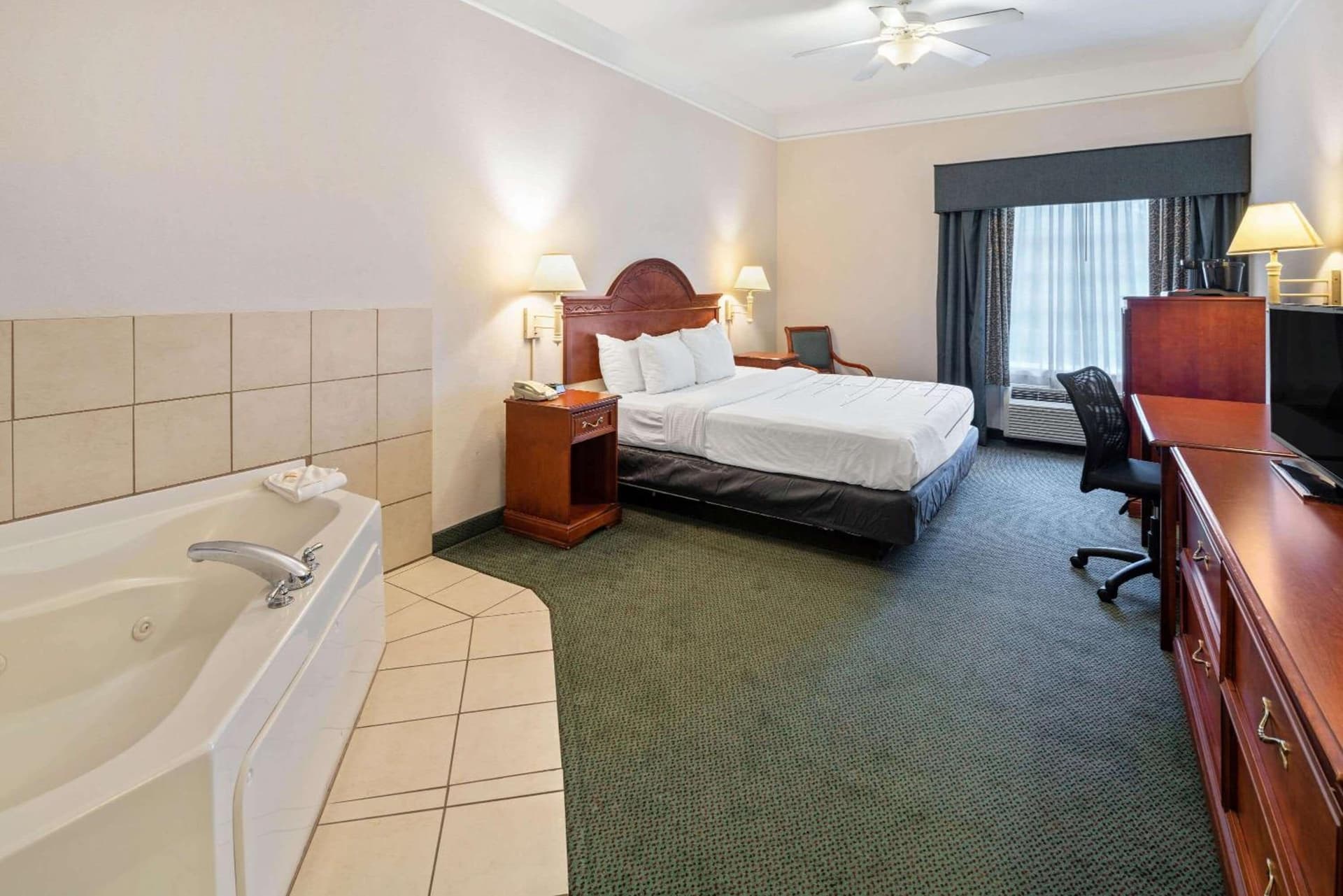 La Quinta Inn and Suites Fort Myers I-75 gallery photo in Fort Myers, FL — image 6