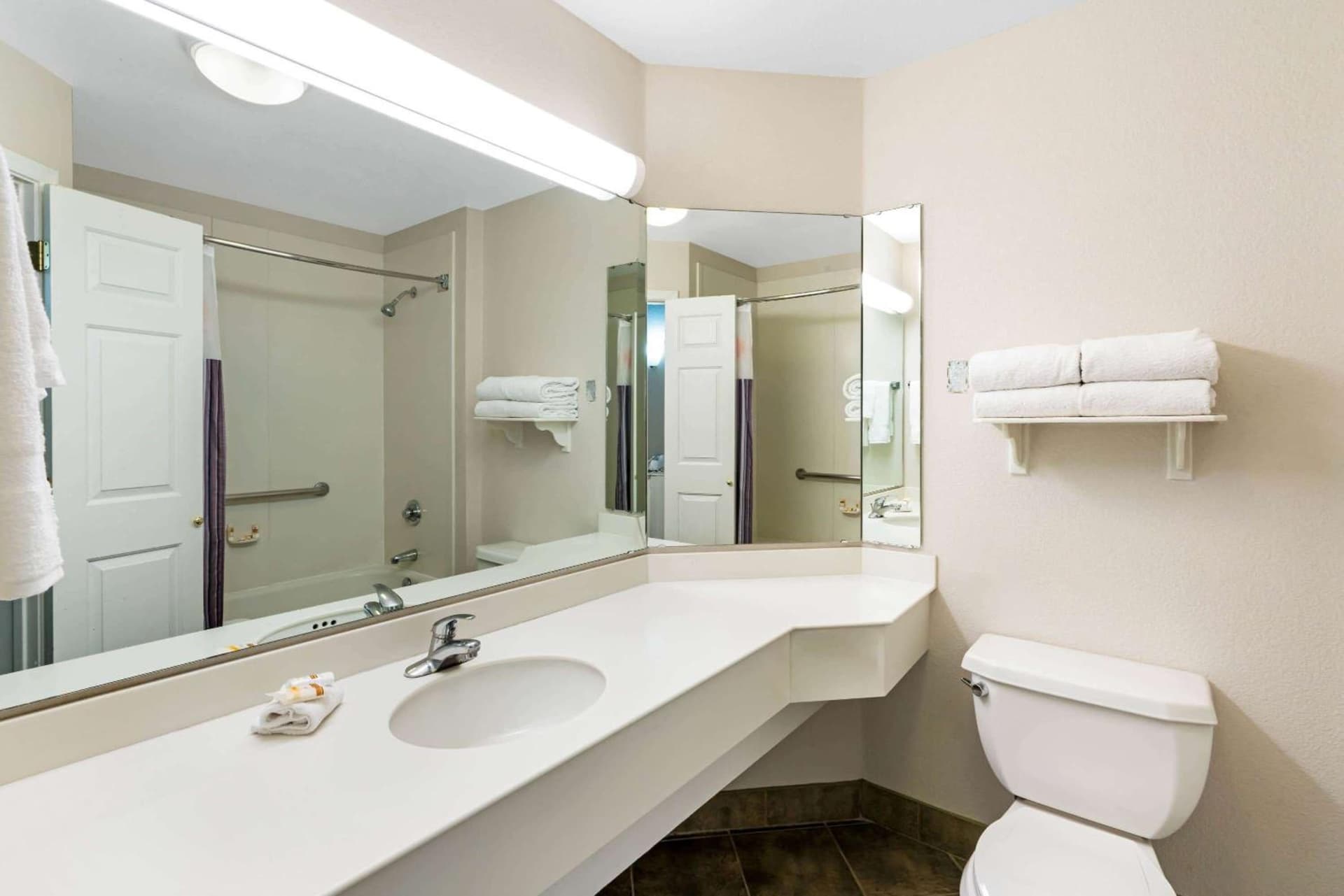 La Quinta Inn & Suites by Wyndham Mesa Superstition Springs gallery photo in Mesa, AZ — image 37
