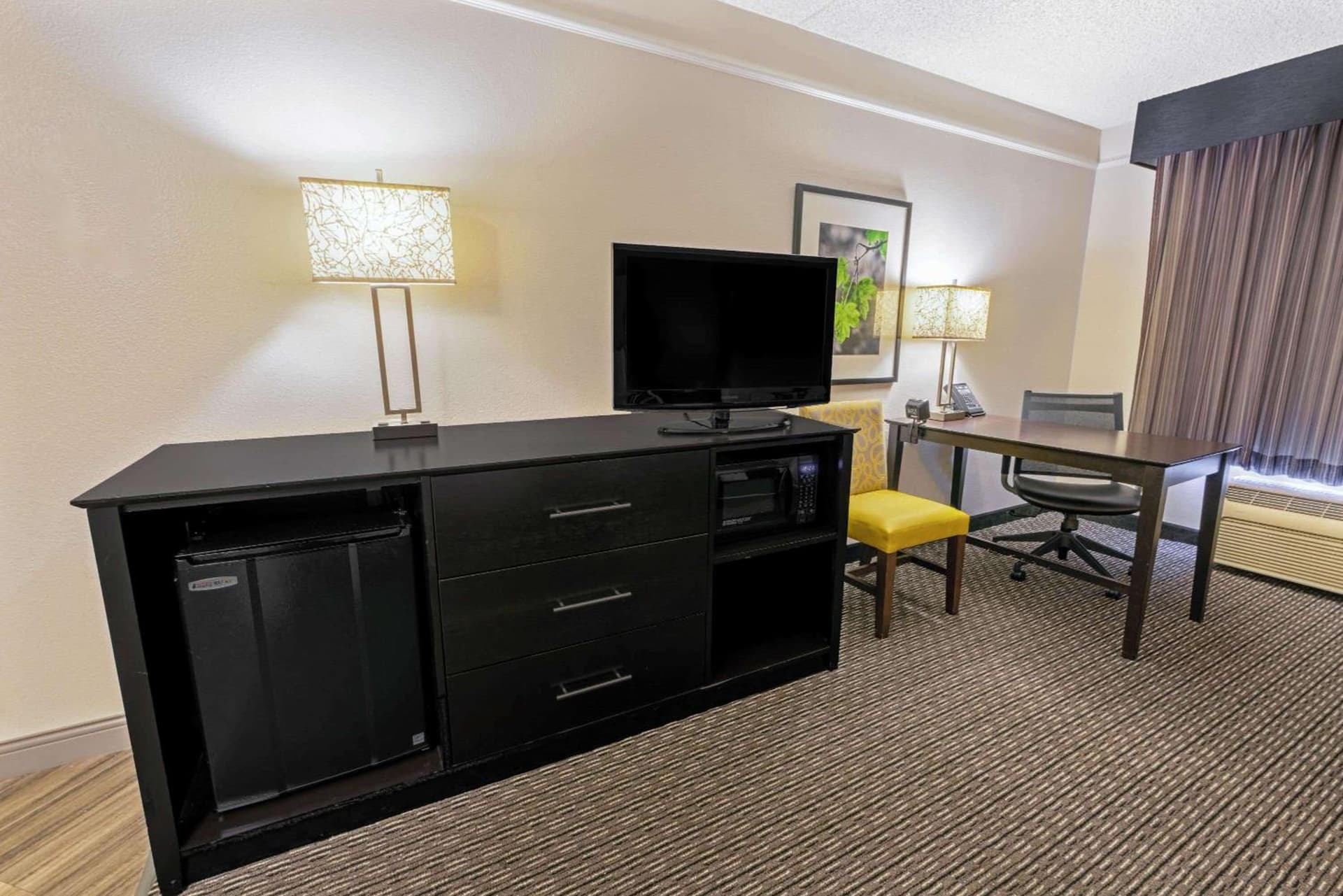 La Quinta Inn & Suites by Wyndham Phoenix Scottsdale gallery photo in Scottsdale, AZ — image 18