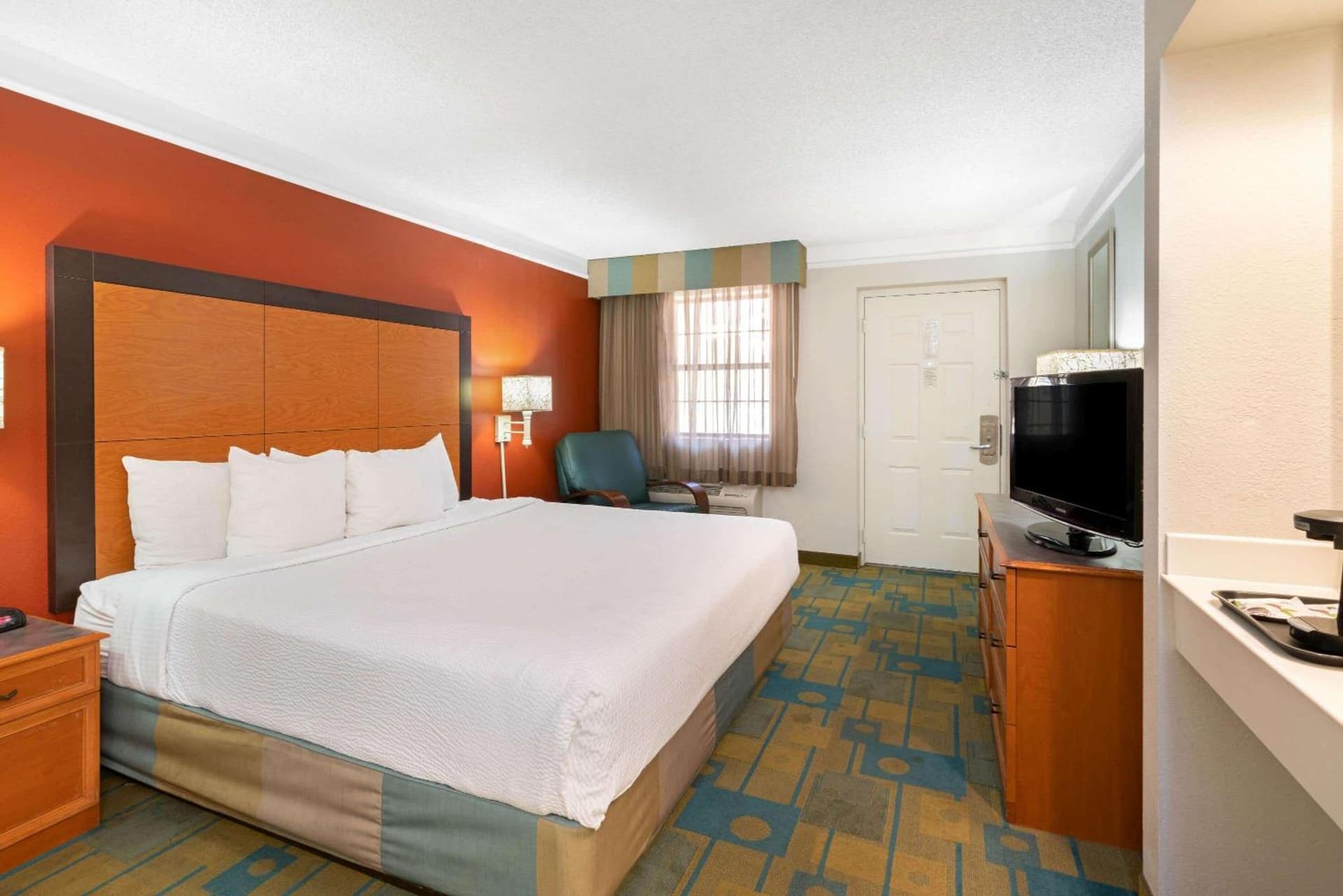 La Quinta Inn by Wyndham Phoenix Sky Harbor Airport property views in Tempe, AZ — gallery photo 3