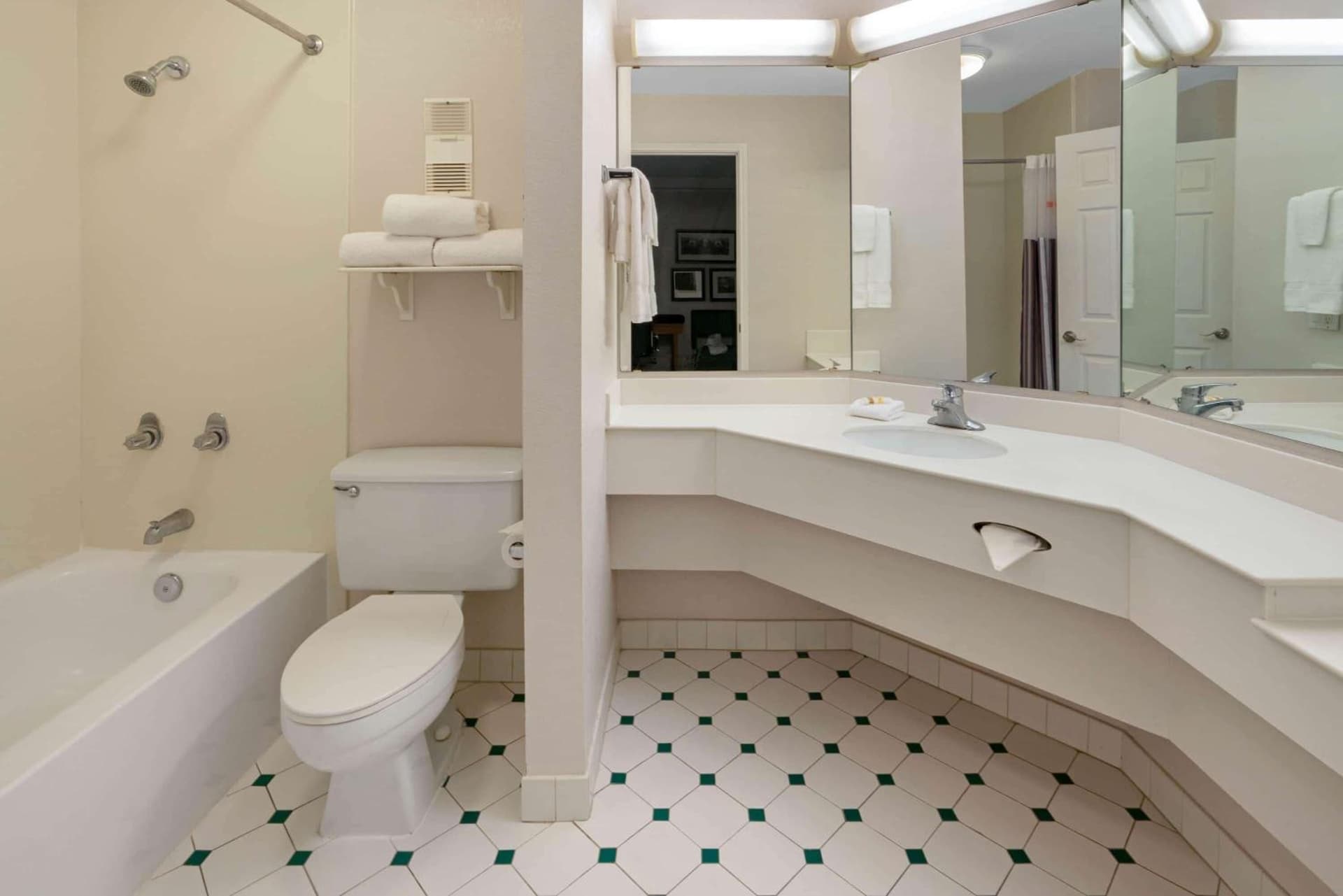 La Quinta Inn by Wyndham Phoenix Sky Harbor Airport gallery photo in Tempe, AZ — image 23