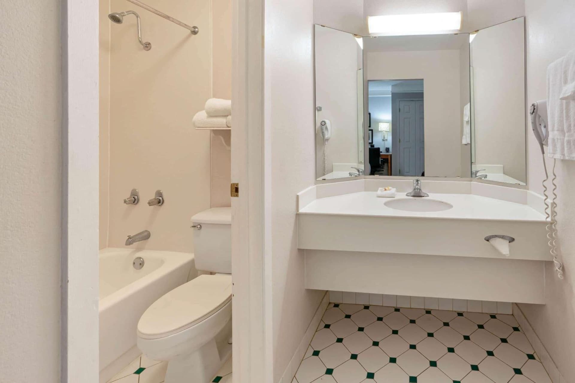 La Quinta Inn by Wyndham Phoenix Sky Harbor Airport gallery photo in Tempe, AZ — image 19
