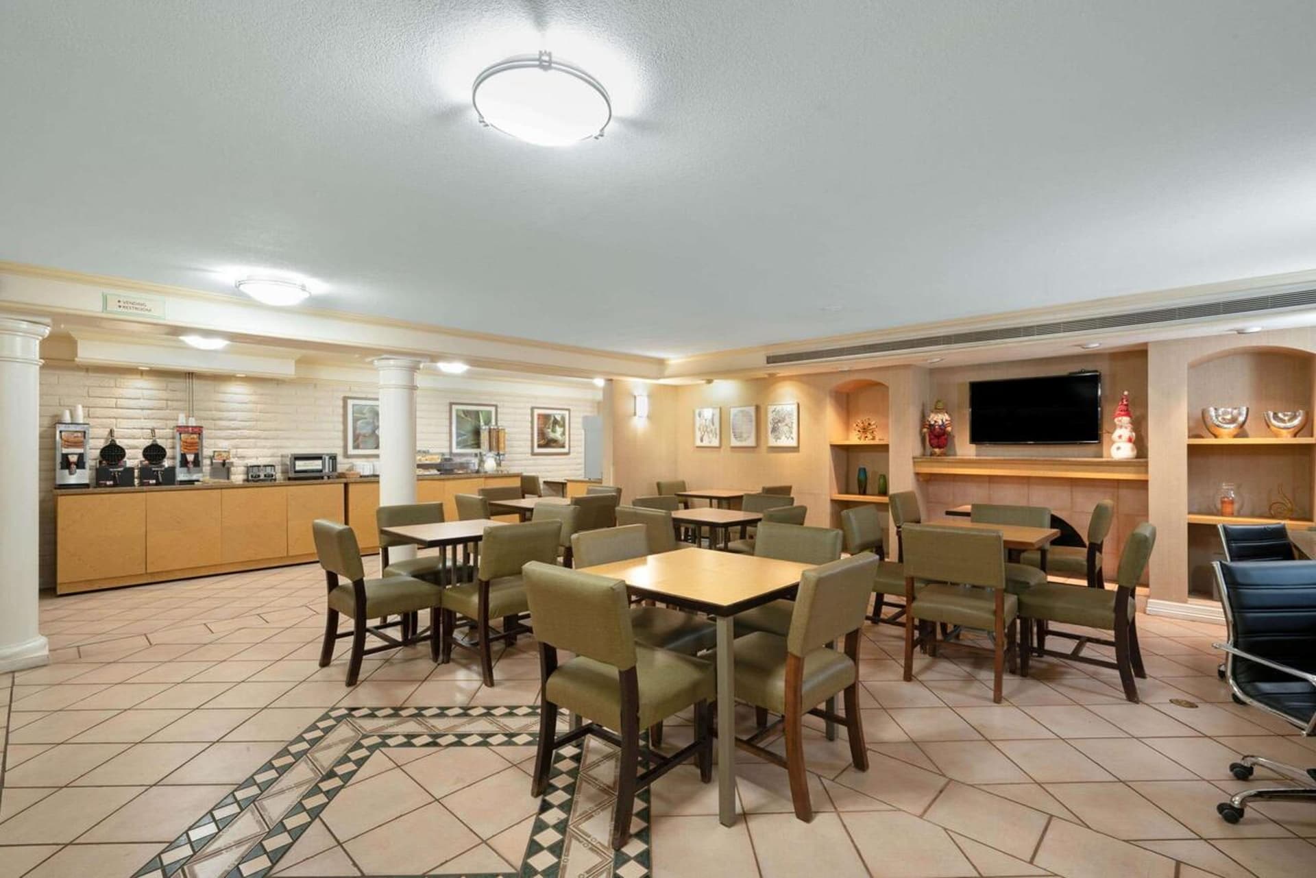 La Quinta Inn by Wyndham Phoenix Sky Harbor Airport property views in Tempe, AZ — gallery photo 3