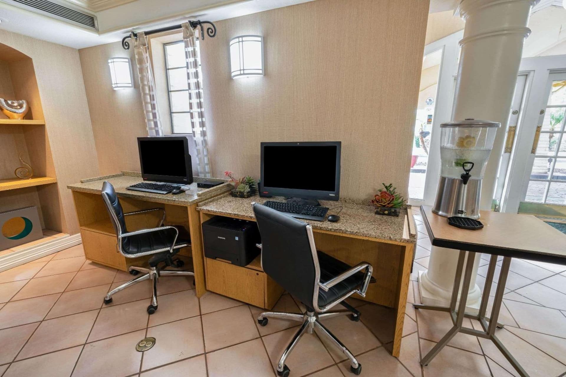 La Quinta Inn by Wyndham Phoenix Sky Harbor Airport gallery photo in Tempe, AZ — image 22