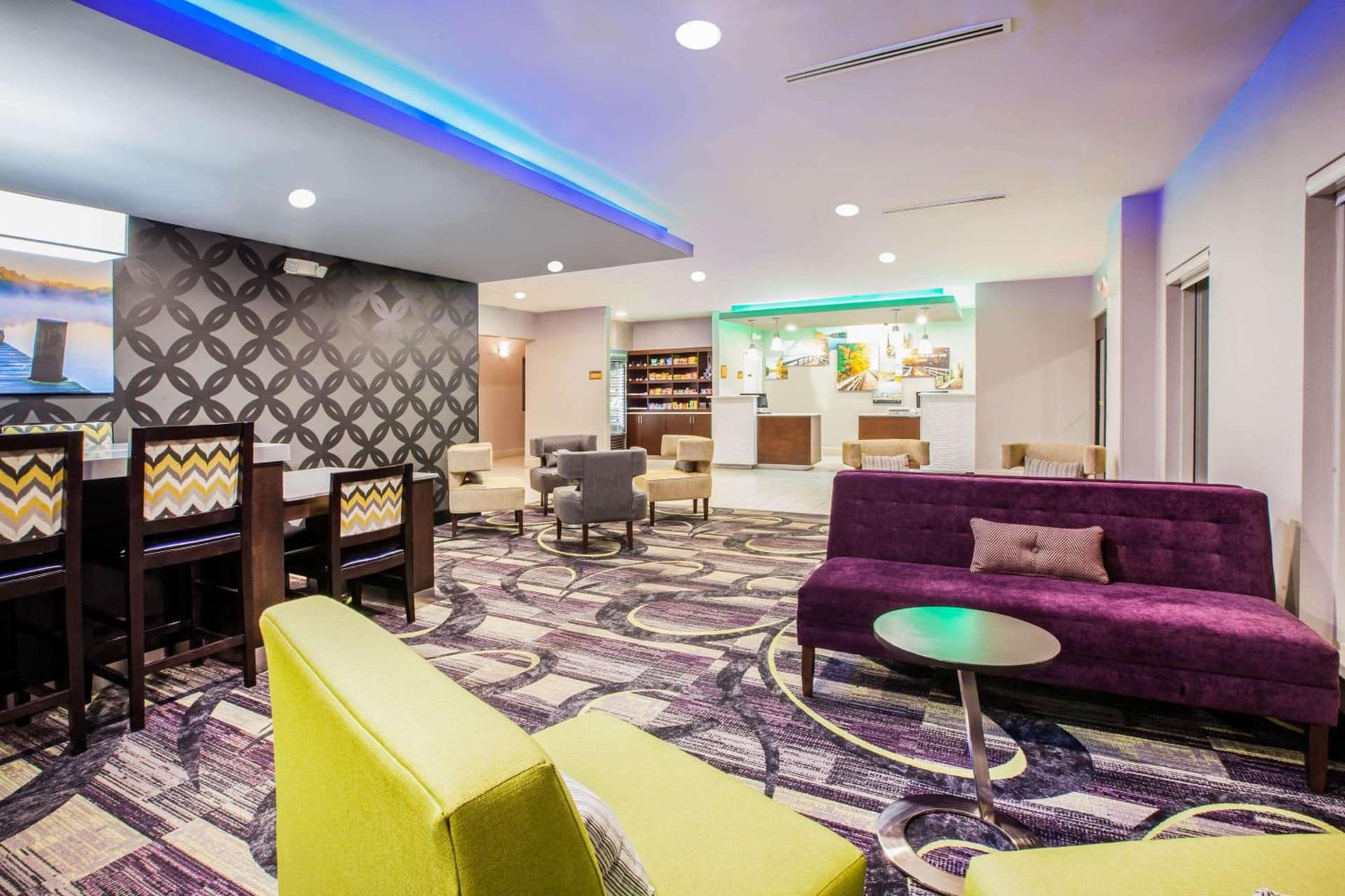 La Quinta Inn & Suites by Wyndham Elkhart interior in Elkhart, IN — gallery photo 2