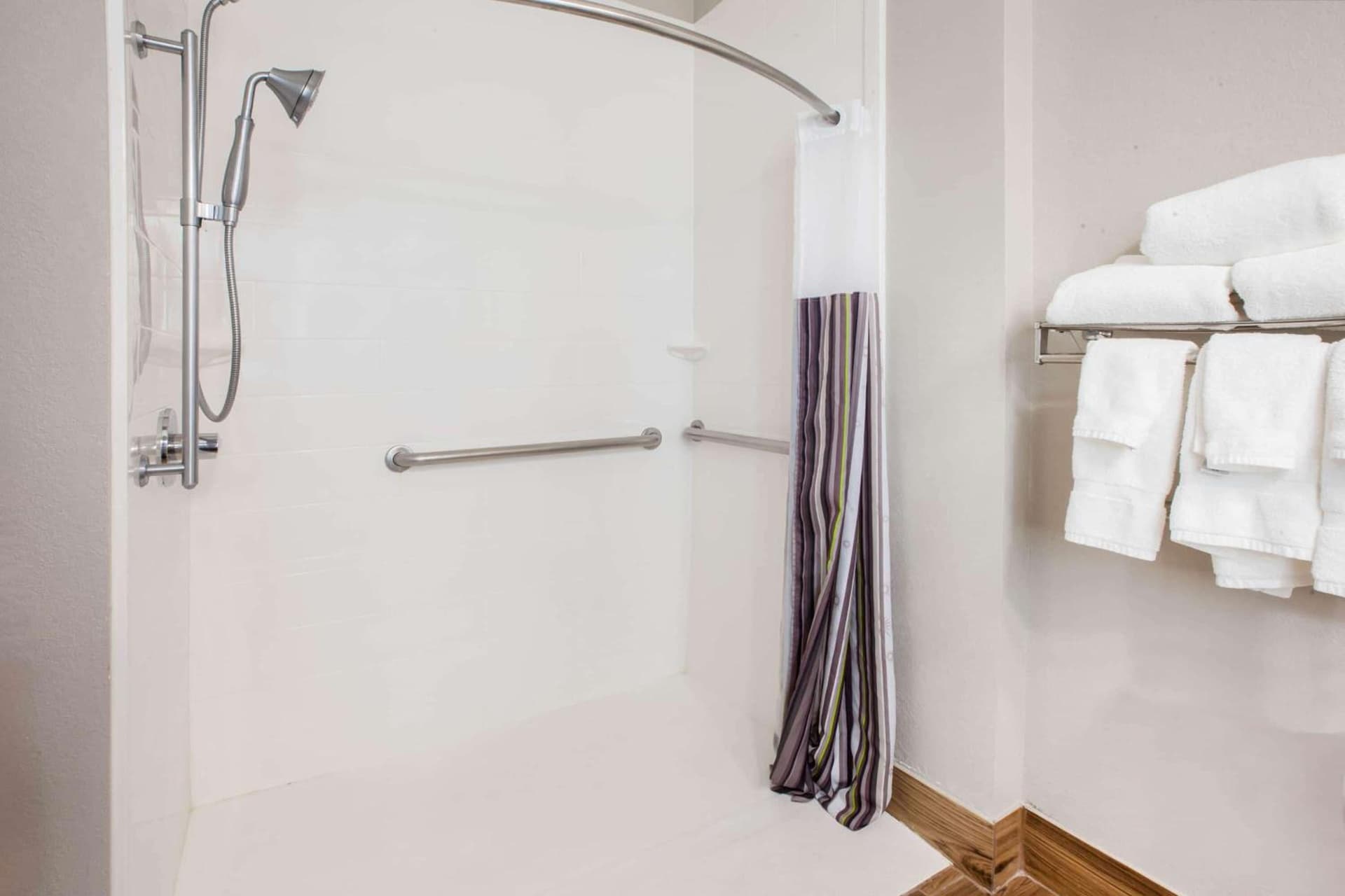 La Quinta Inn & Suites by Wyndham Elkhart gallery photo in Elkhart, IN — image 5