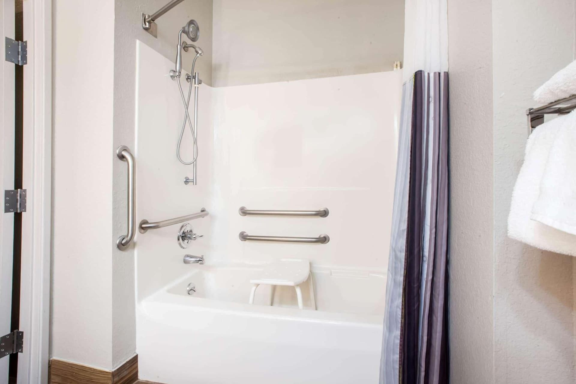 La Quinta Inn & Suites by Wyndham Elkhart gallery photo in Elkhart, IN — image 22
