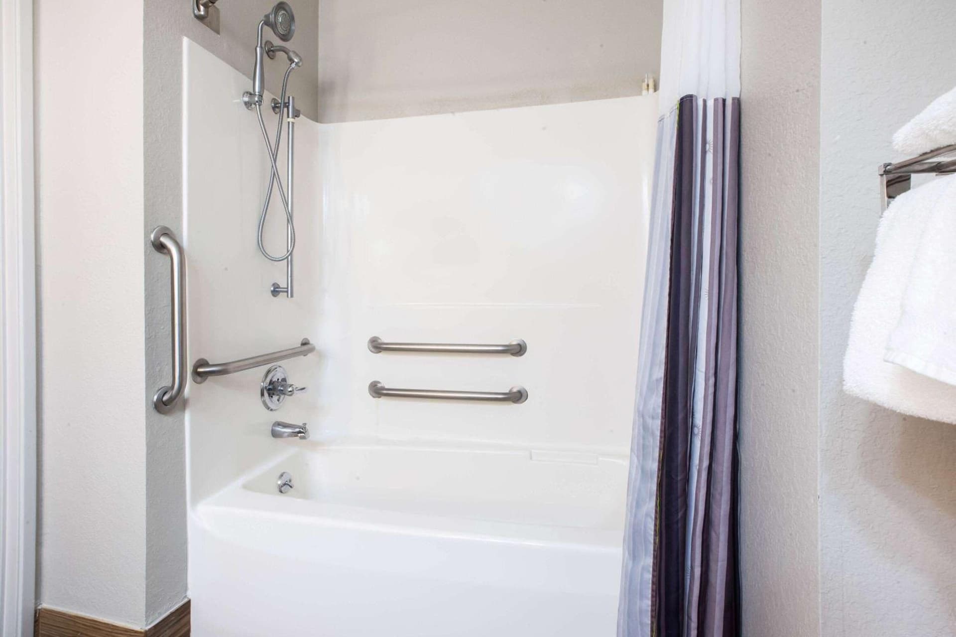 La Quinta Inn & Suites by Wyndham Elkhart gallery photo in Elkhart, IN — image 24
