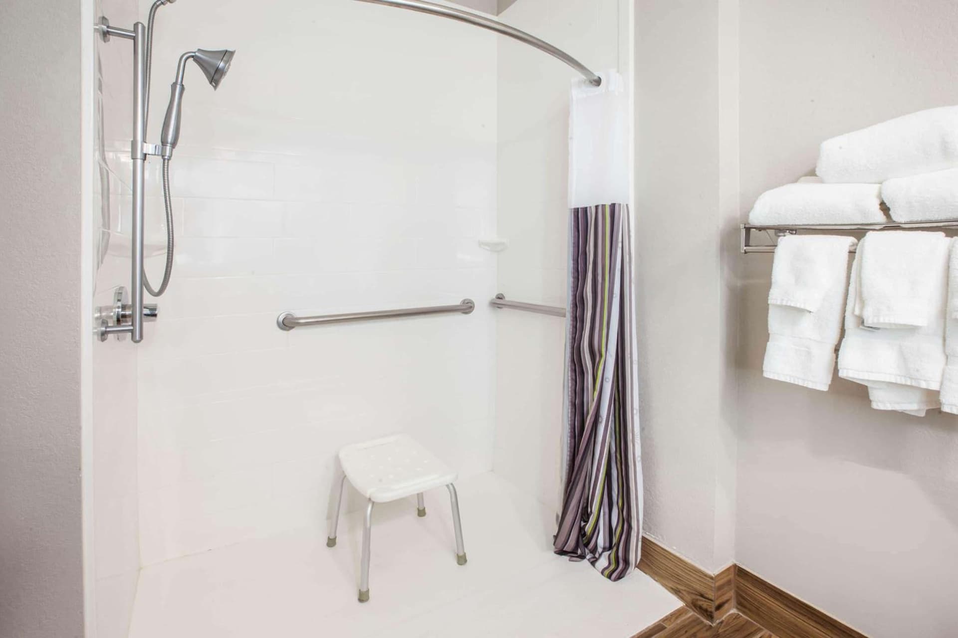 La Quinta Inn & Suites by Wyndham Elkhart gallery photo in Elkhart, IN — image 9