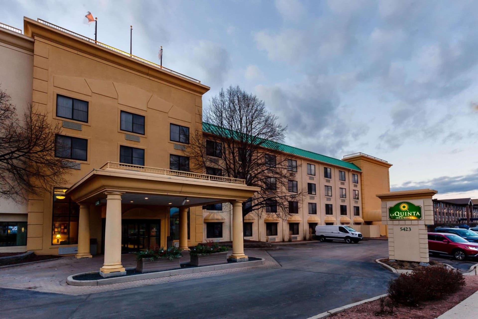 La Quinta by Wyndham Milwaukee Bayshore Area featured exterior or lobby in Glendale, WI — similar hotel