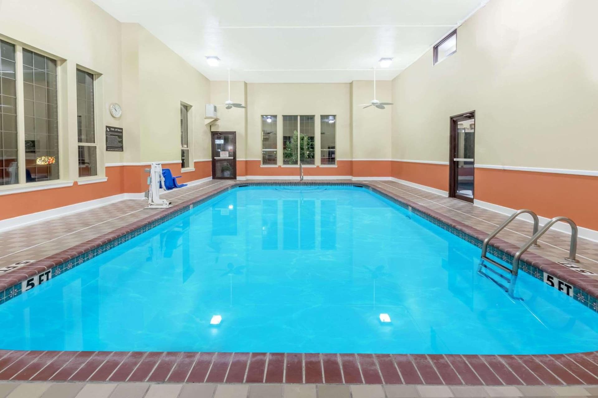 Super 8 by Wyndham Pine Bluff interior in Pine Bluff, AR — gallery photo 2