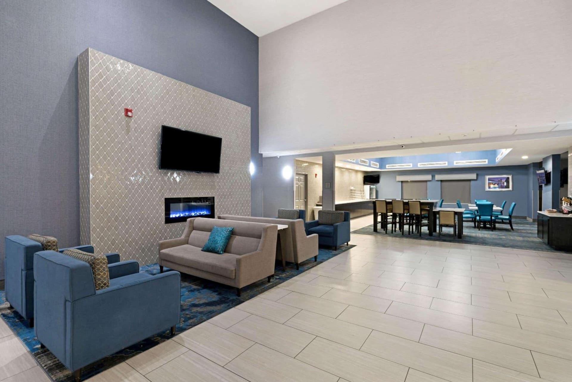 La Quinta by Wyndham Phoenix I-10 West interior in Phoenix, AZ — gallery photo 2