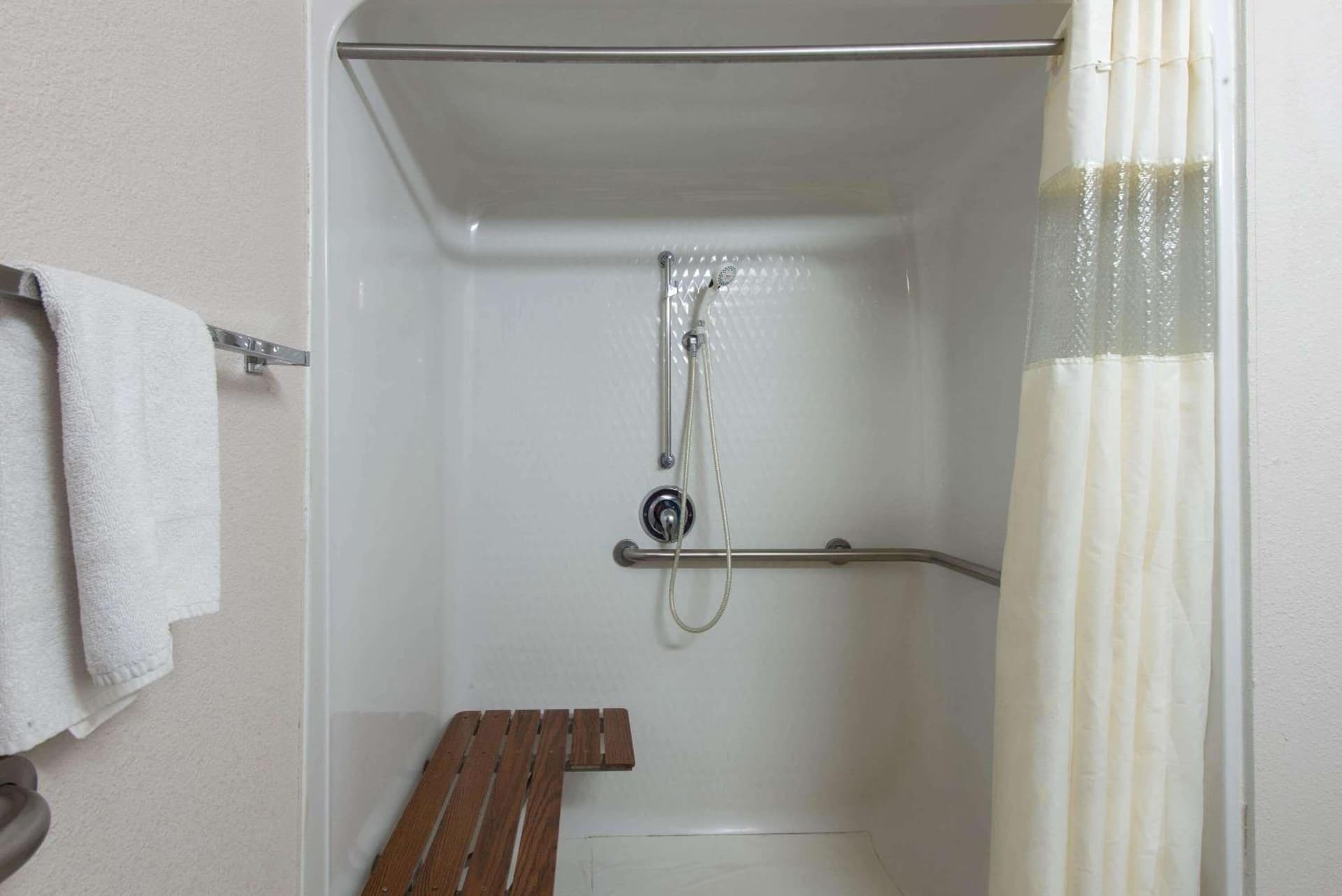 La Quinta by Wyndham Erie gallery photo in Erie, PA — image 37