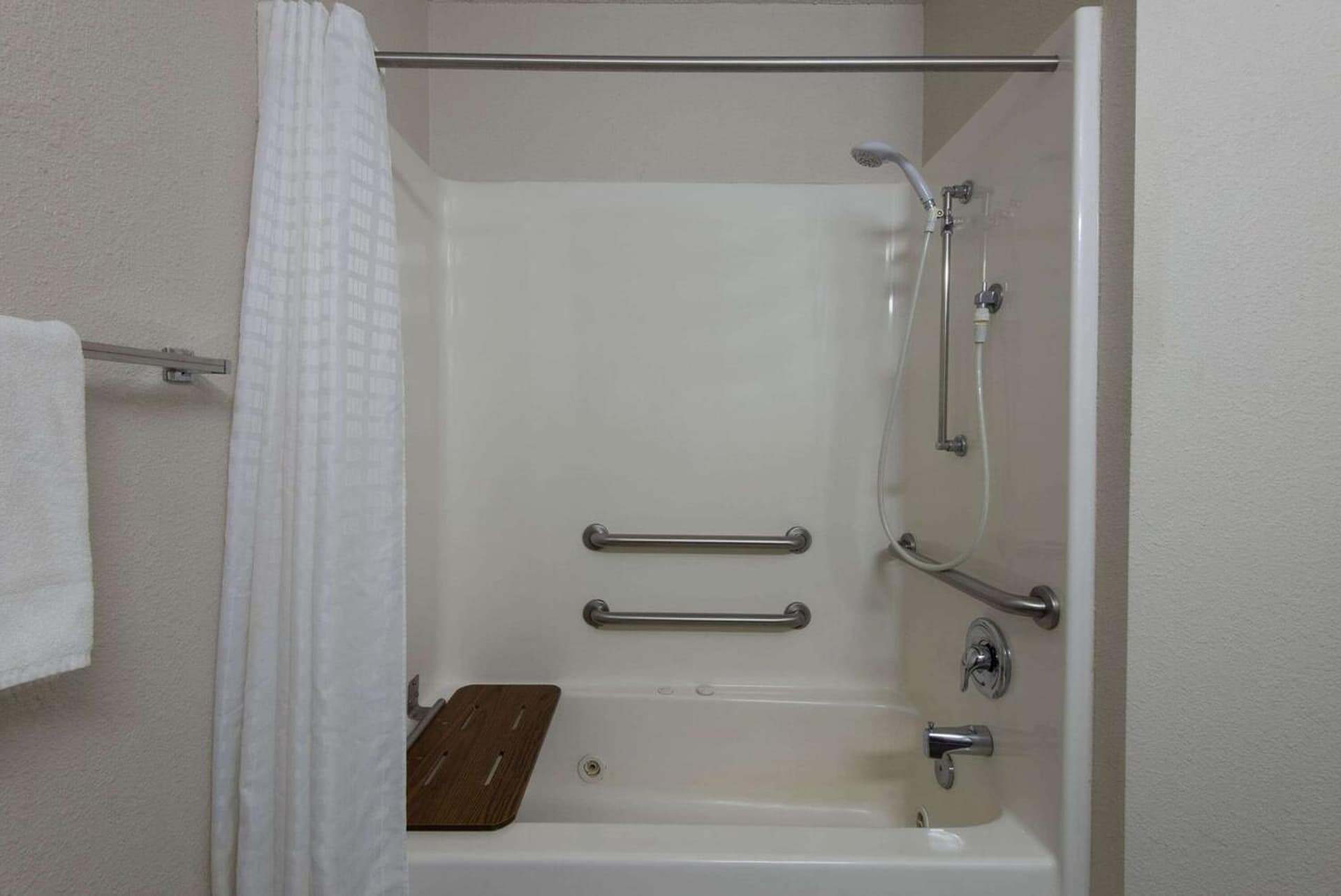 La Quinta by Wyndham Erie gallery photo in Erie, PA — image 35