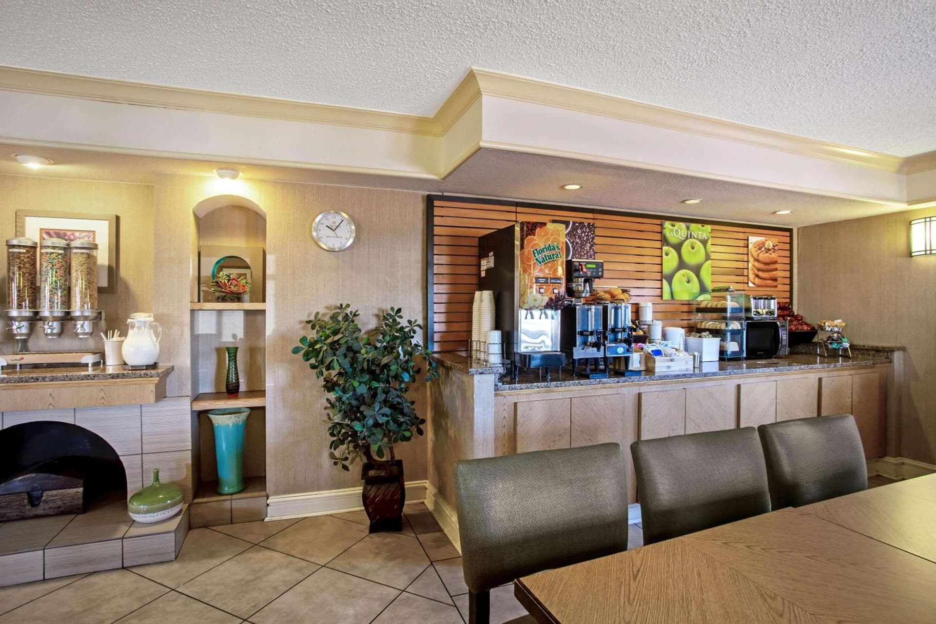 La Quinta Inn by Wyndham Killeen - Fort Hood interior in Killeen, TX — gallery photo 2