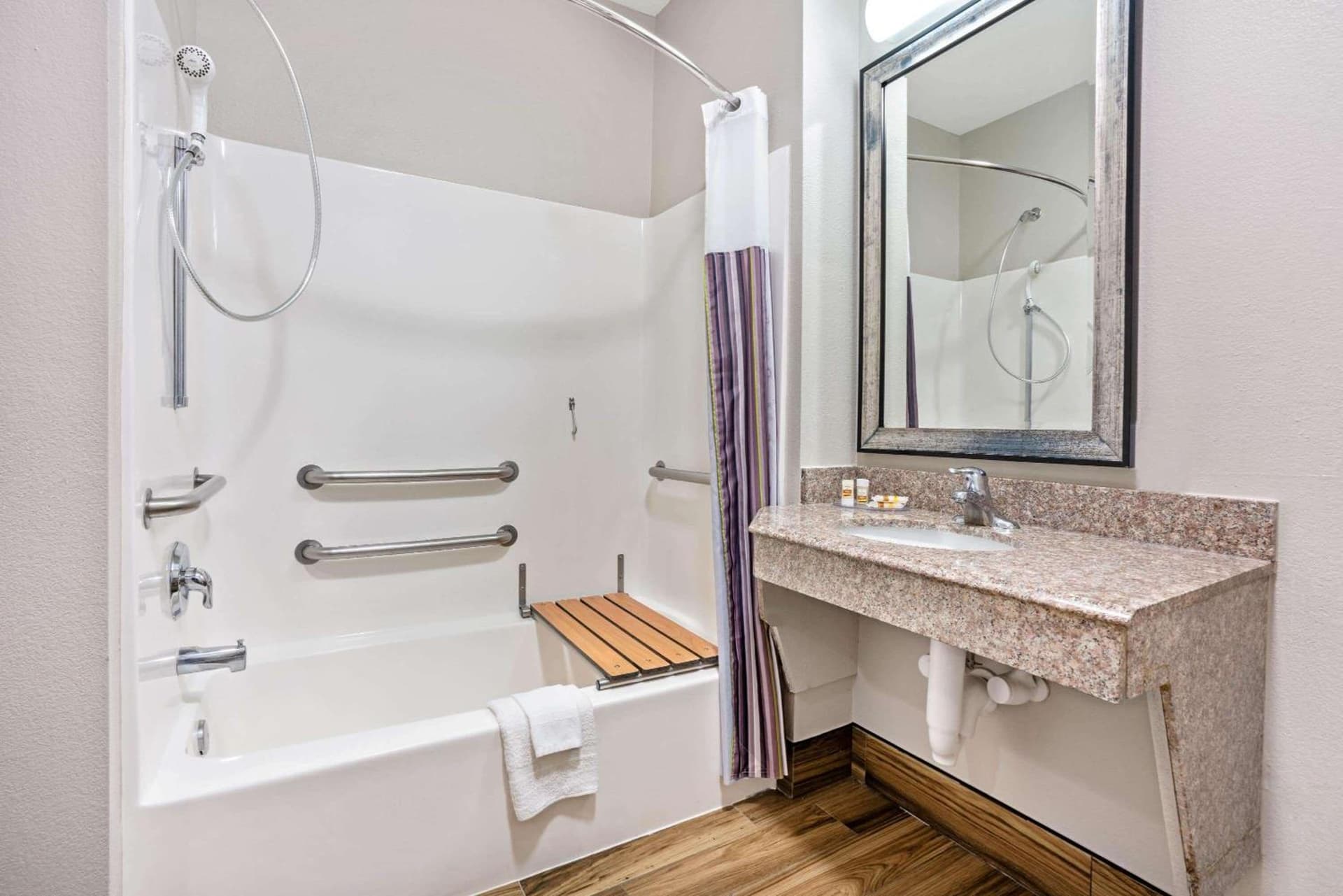 La Quinta by Wyndham Houston - Magnolia gallery photo in The Woodlands, TX — image 27