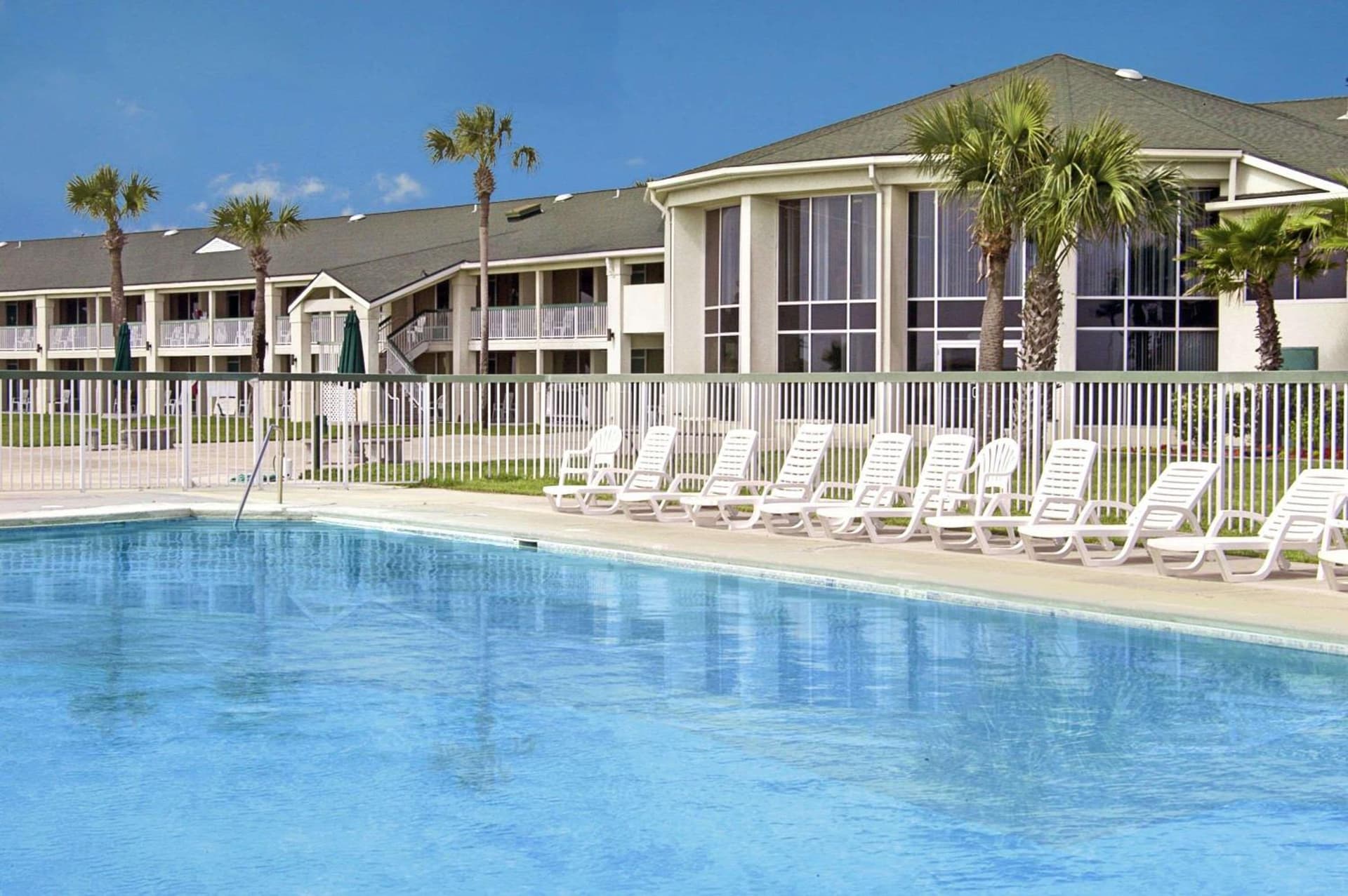 Days Inn & Suites by Wyndham Jekyll Island interior in Jekyll Island, GA — gallery photo 2