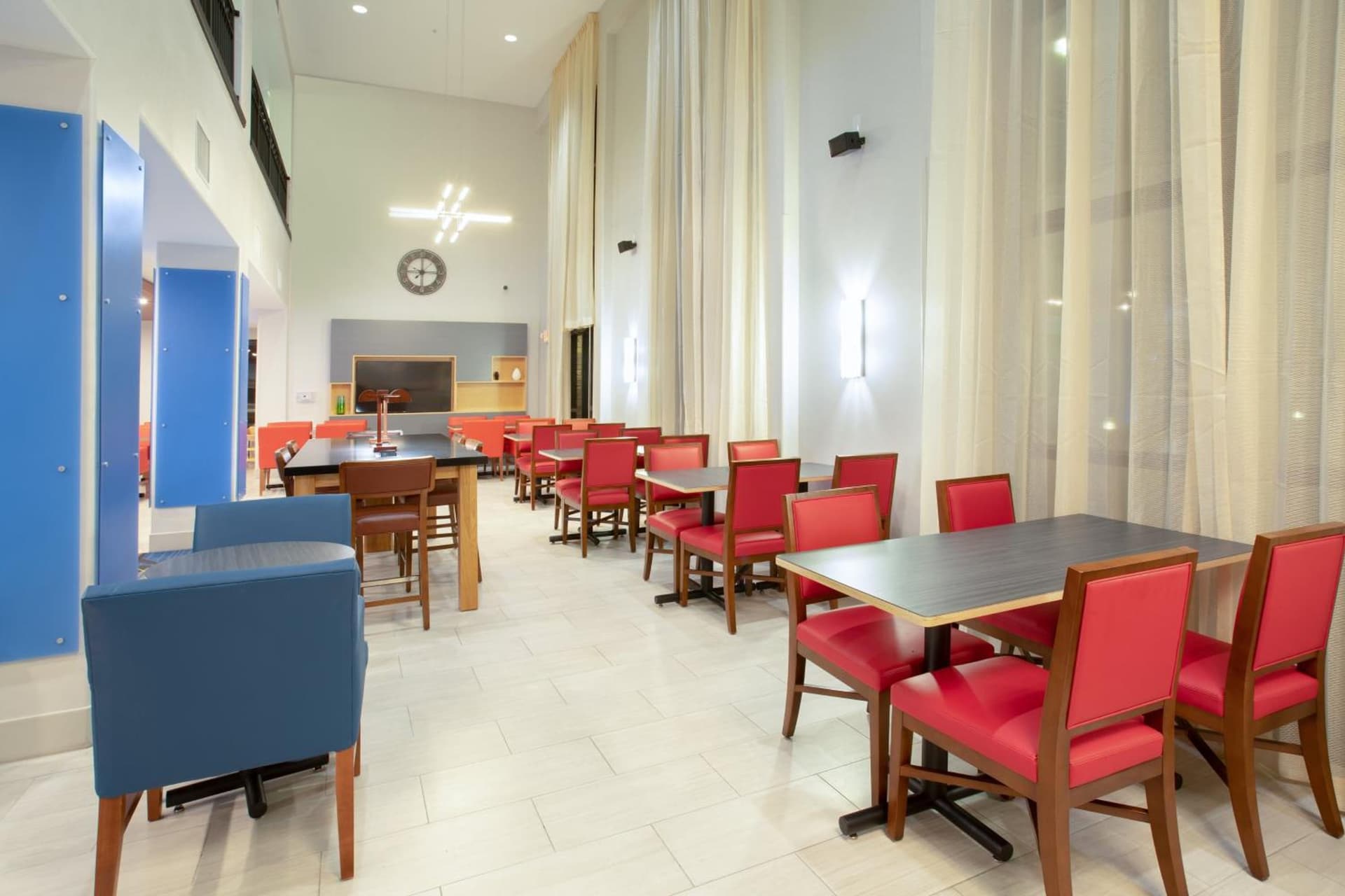 Holiday Inn Express & Suites Phoenix Glendale Dist by IHG gallery photo in Glendale, AZ — image 4
