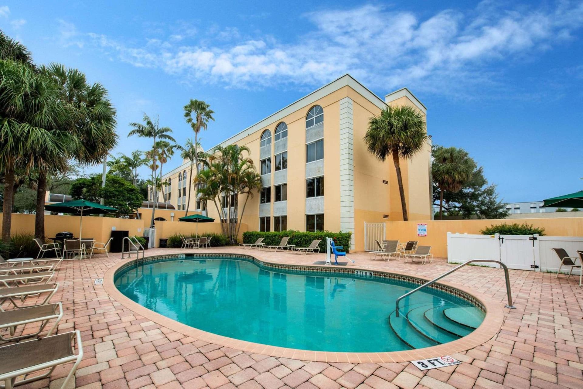 La Quinta by Wyndham Fort Lauderdale Tamarac interior in Fort Lauderdale, FL — gallery photo 2