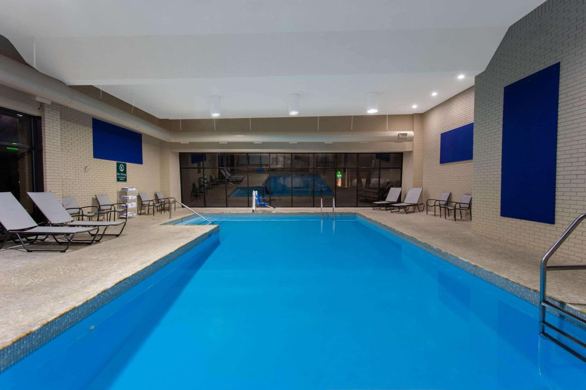 La Quinta by Wyndham Effingham interior in Effingham, IL — gallery photo 2