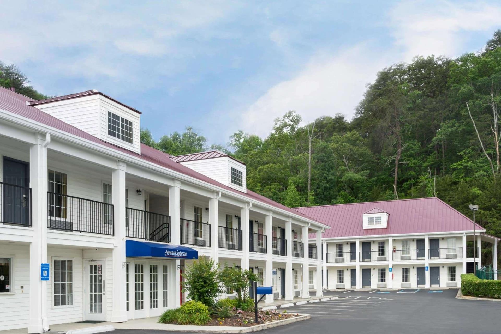 Howard Johnson by Wyndham Dalton featured exterior or lobby in Dalton, GA — similar hotel