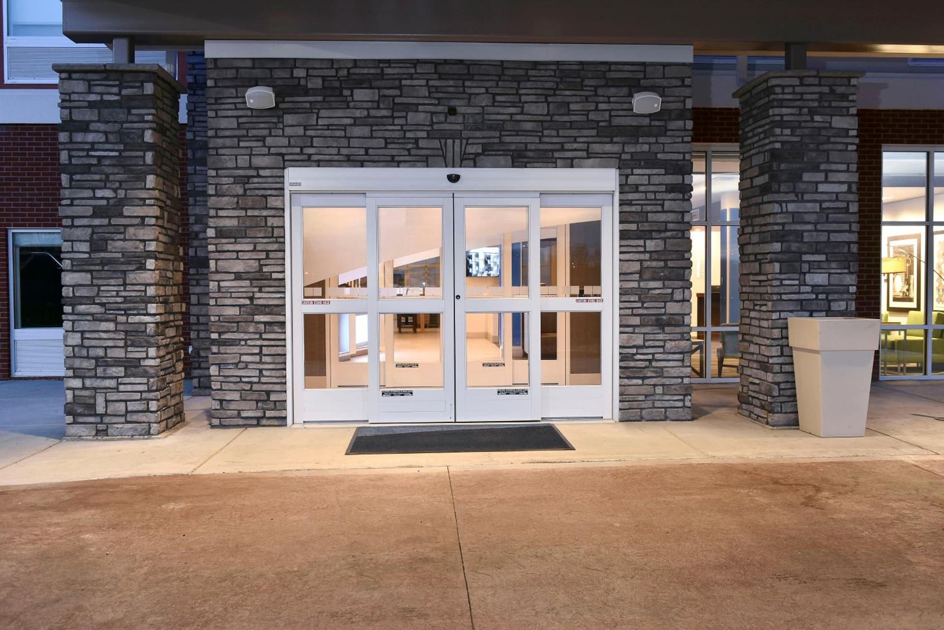 Holiday Inn Express & Suites - Madisonville by IHG interior in Madisonville, KY — gallery photo 2