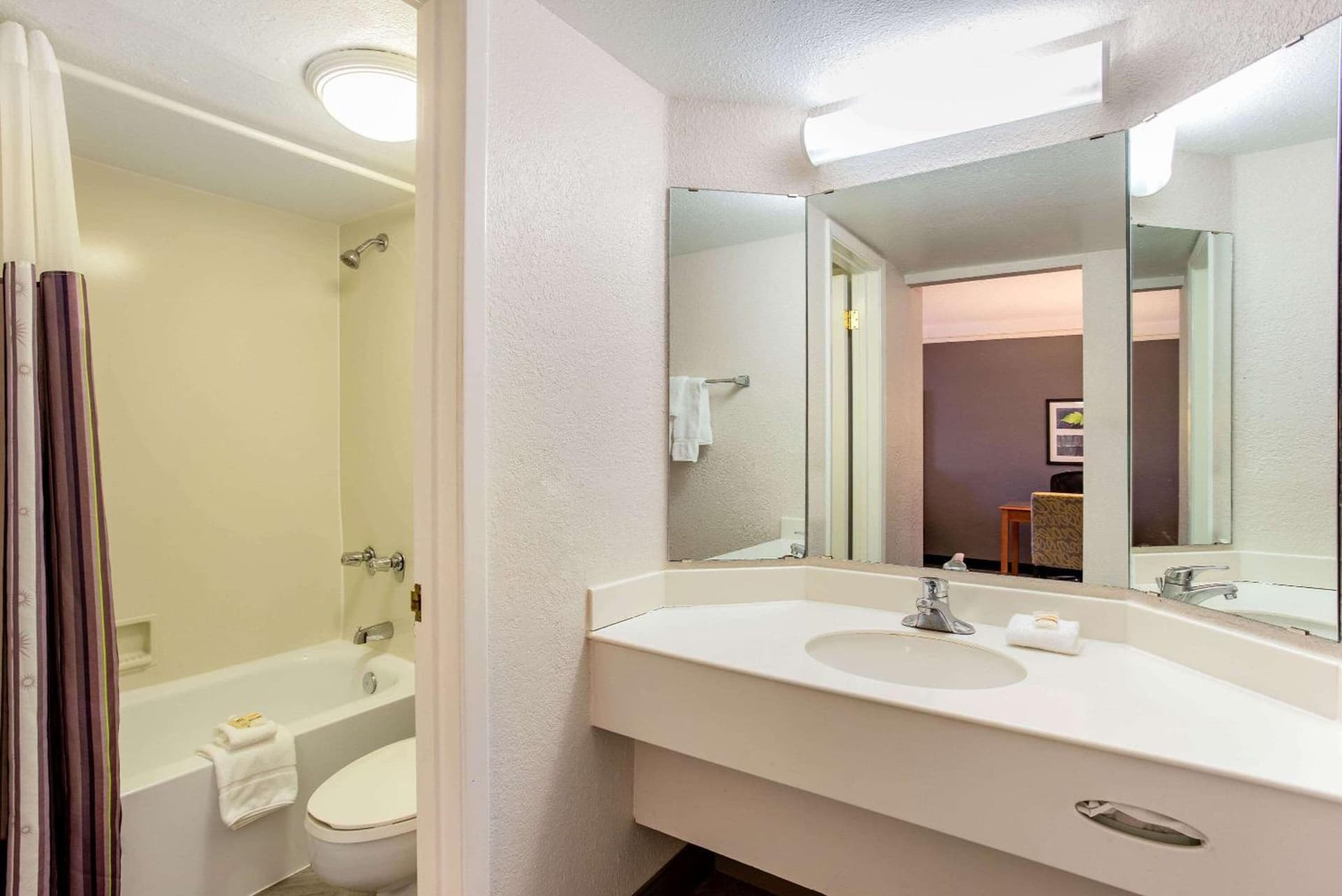 La Quinta Inn by Wyndham Champaign gallery photo in Champaign, IL — image 35