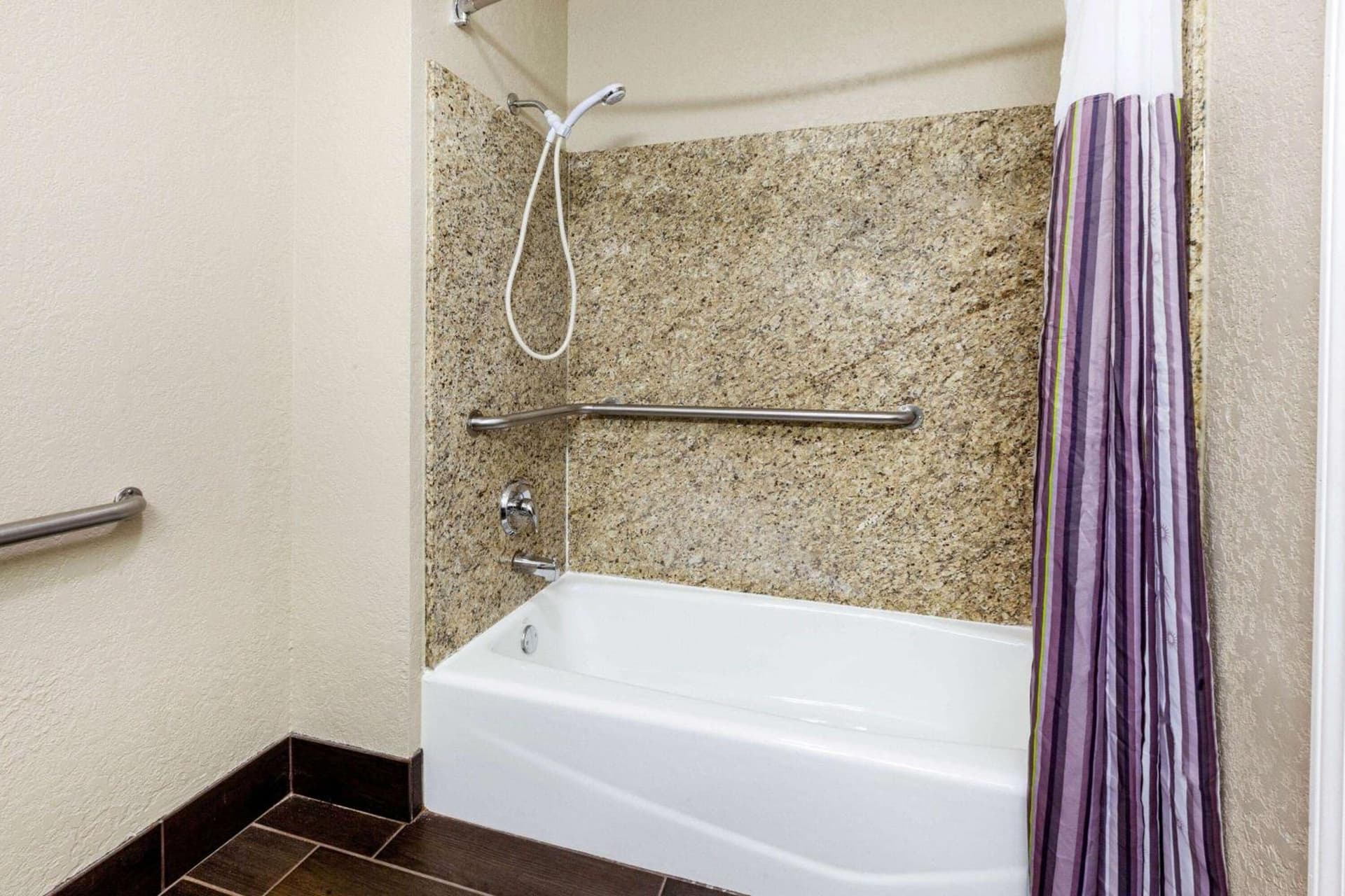 La Quinta Inn by Wyndham Sandusky near Cedar Point gallery photo in Sandusky, OH — image 17