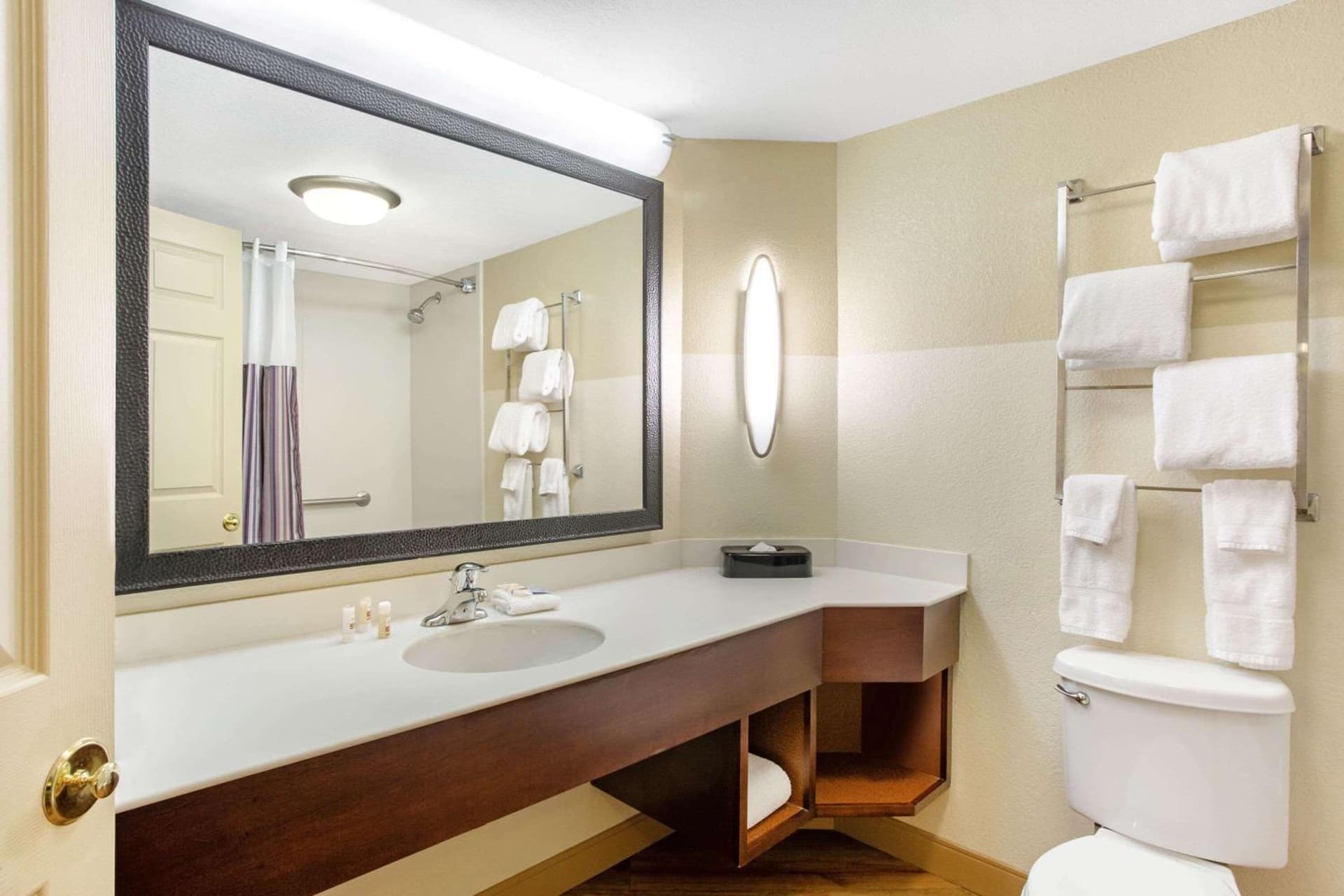 La Quinta by Wyndham Raleigh Cary gallery photo in Cary, NC — image 36