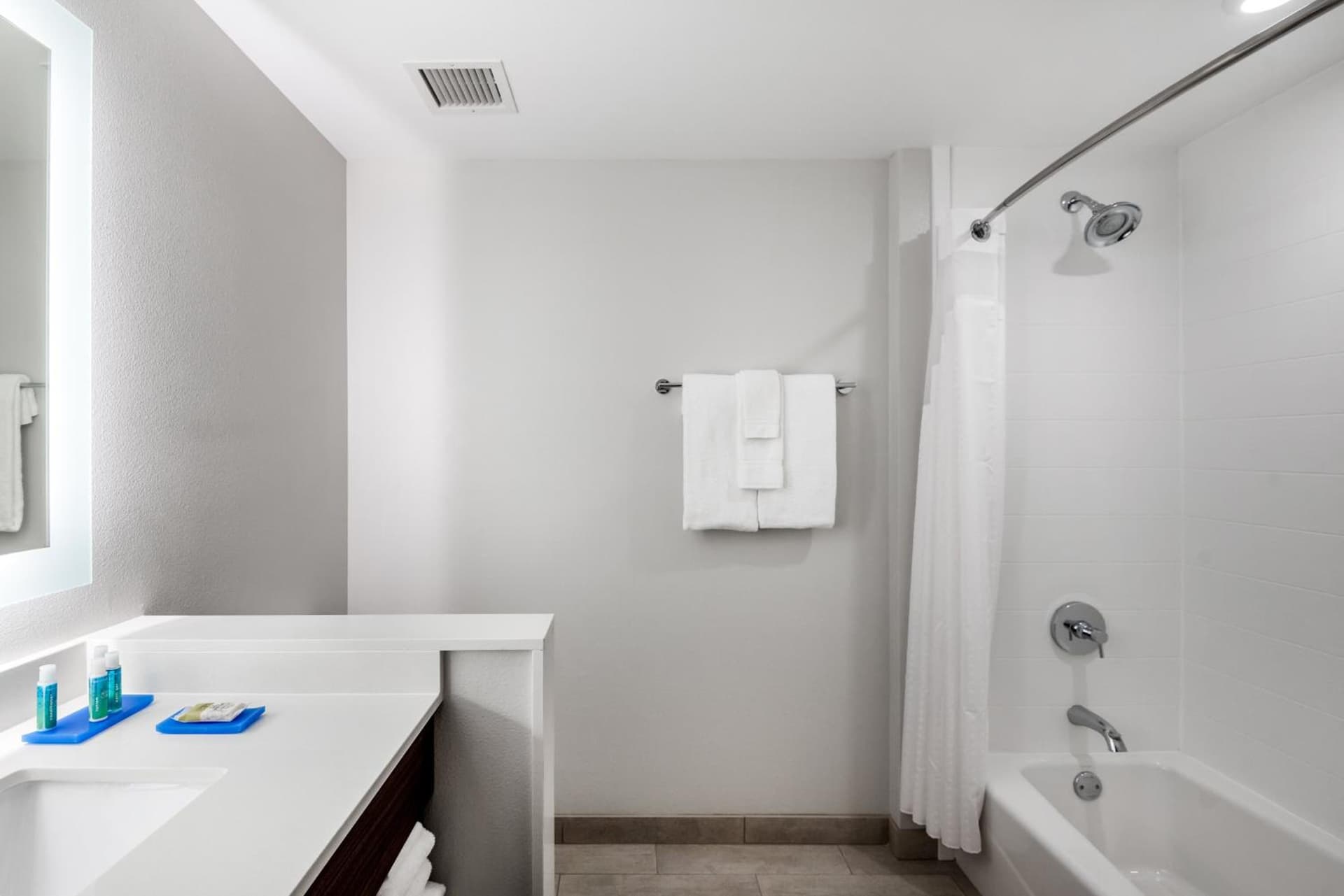 Holiday Inn Express & Suites Santa Ana - Orange County by IHG gallery photo in Santa Ana, CA — image 10
