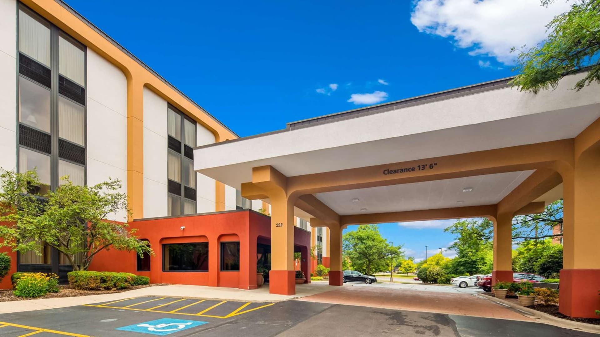 SureStay Plus Hotel by Best Western Chicago Lombard gallery photo in Lombard, IL — image 25