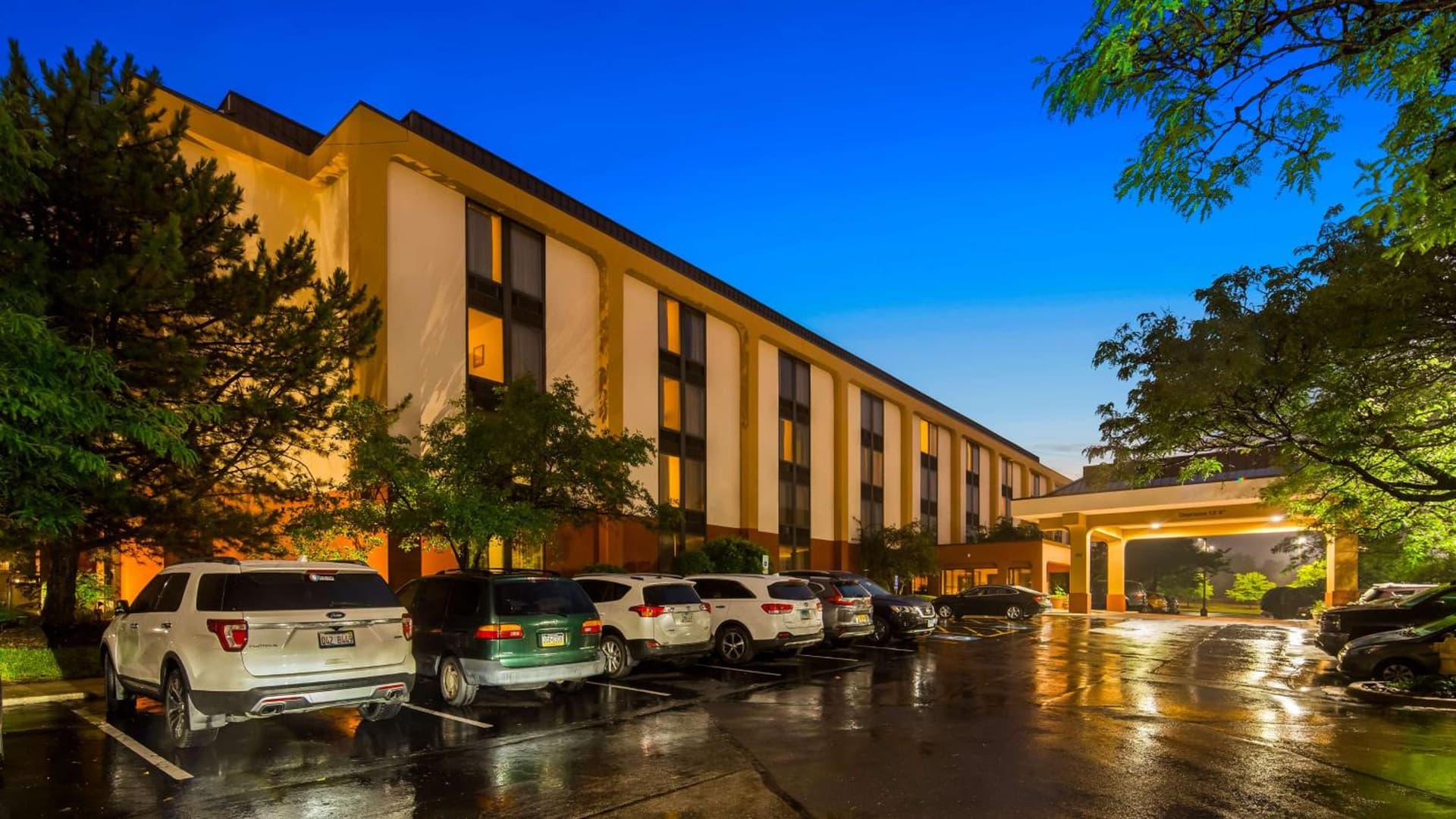 SureStay Plus Hotel by Best Western Chicago Lombard gallery photo in Lombard, IL — image 15