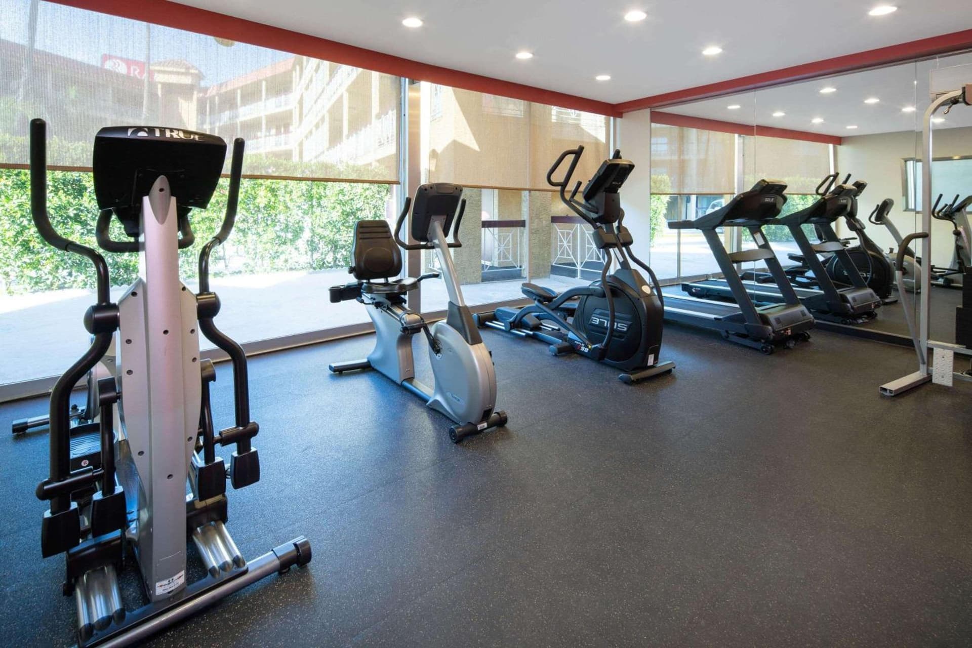 Ramada by Wyndham Burbank Airport gallery photo in Burbank, CA — image 14