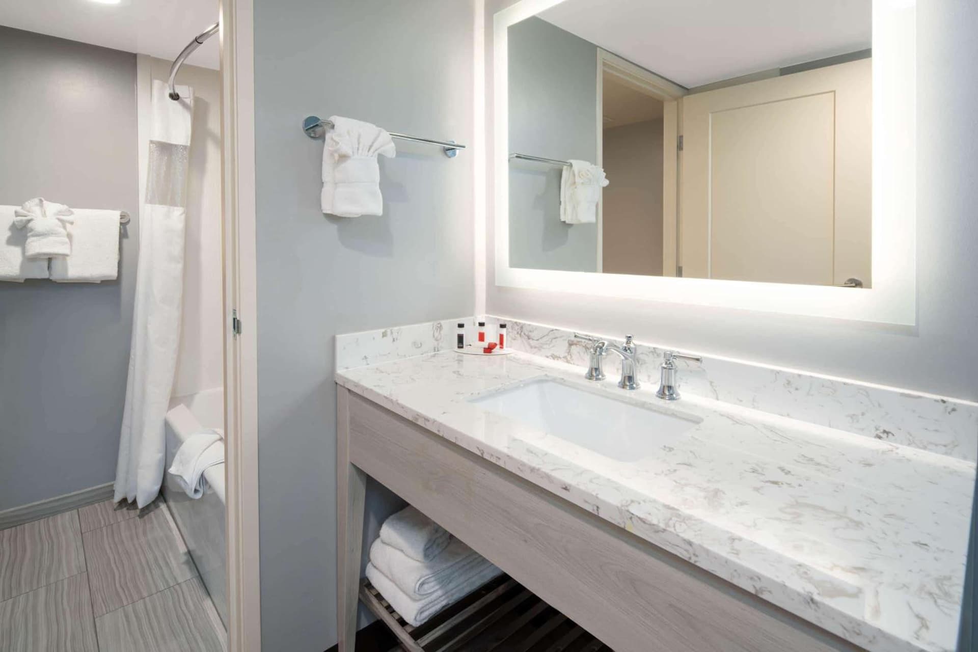 Ramada by Wyndham Burbank Airport gallery photo in Burbank, CA — image 17