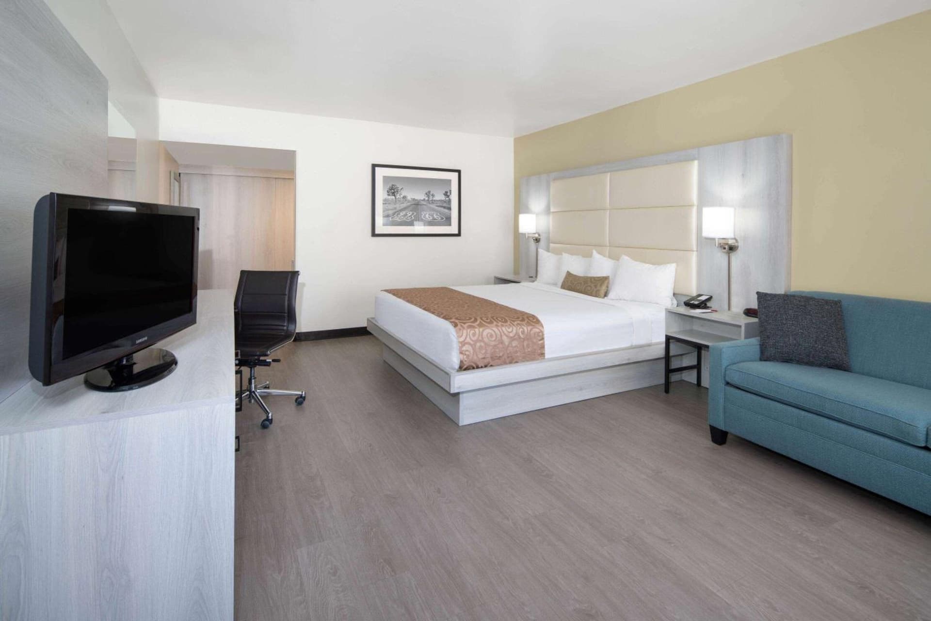 Ramada by Wyndham Burbank Airport gallery photo in Burbank, CA — image 10