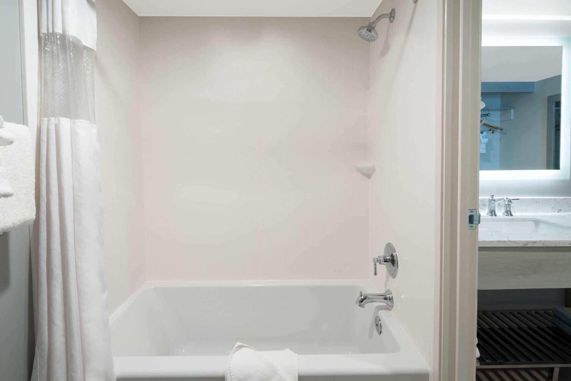 Ramada by Wyndham Burbank Airport gallery photo in Burbank, CA — image 32