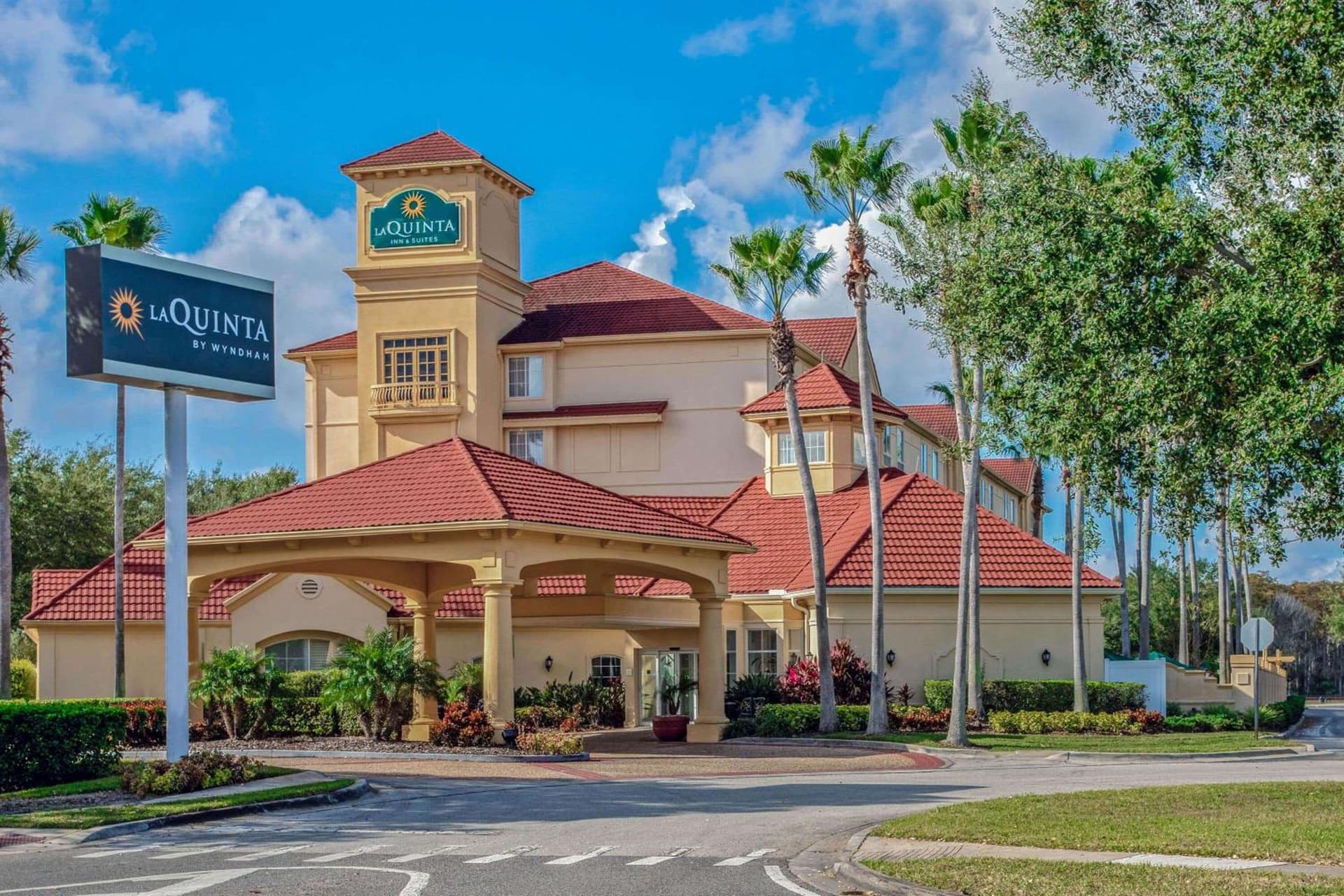 La Quinta by Wyndham Orlando Airport - On Property Food Trucks & Free Airport Shuttle! featured exterior or lobby in Orlando, FL — similar hotel