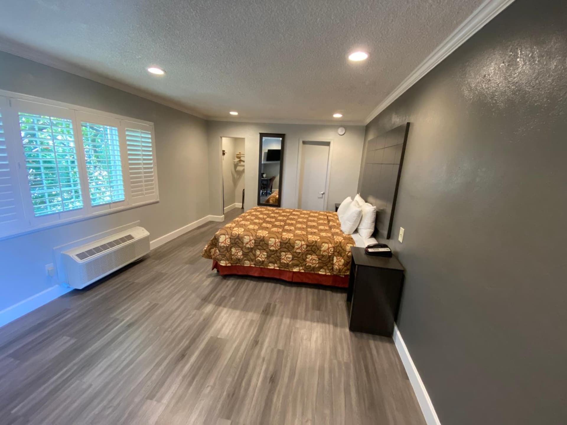 Budget Inn of Hayward interior in Hayward, CA — gallery photo 2