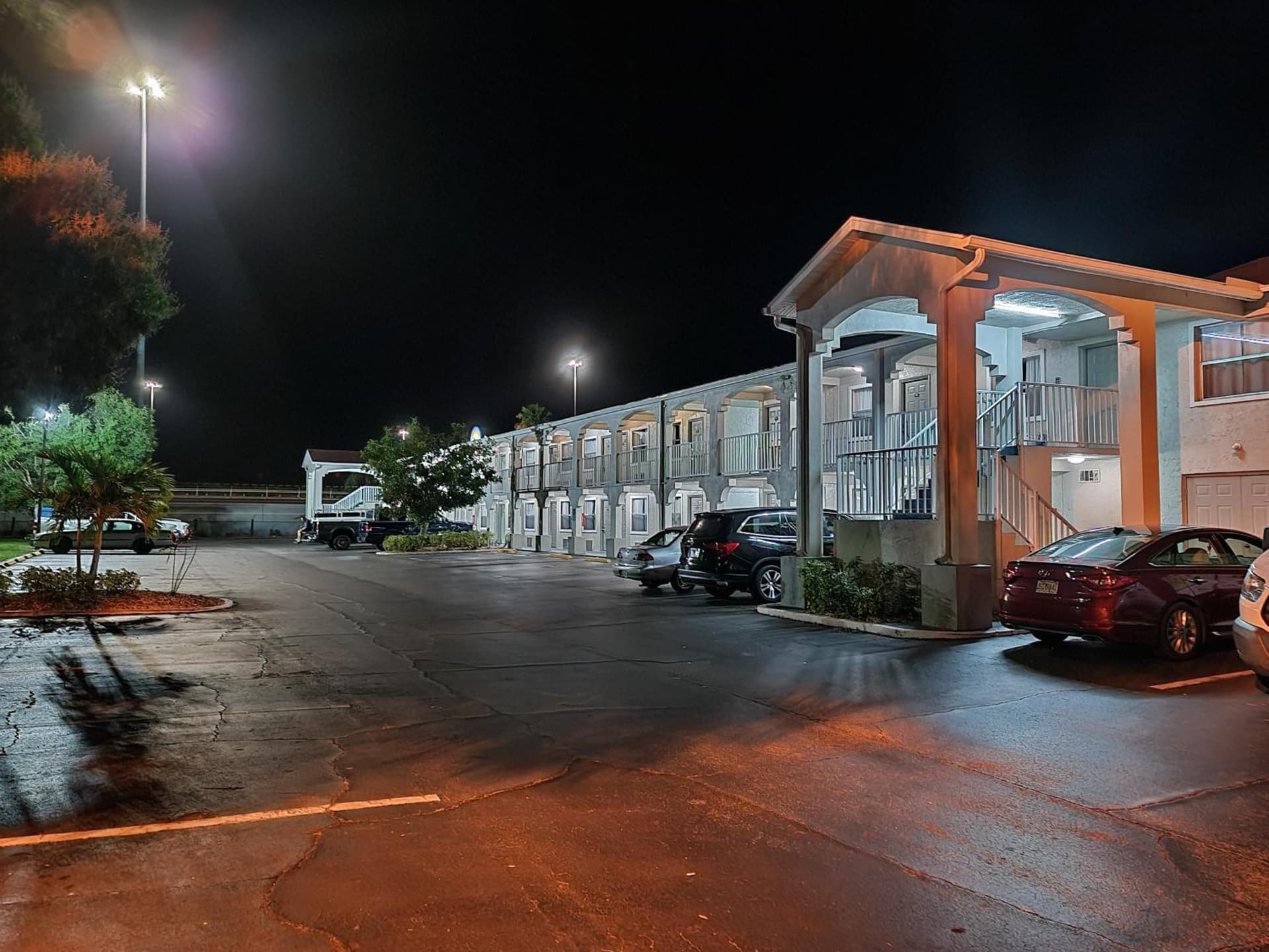 Days Inn by Wyndham Bradenton I-75 interior in Bradenton, FL — gallery photo 2