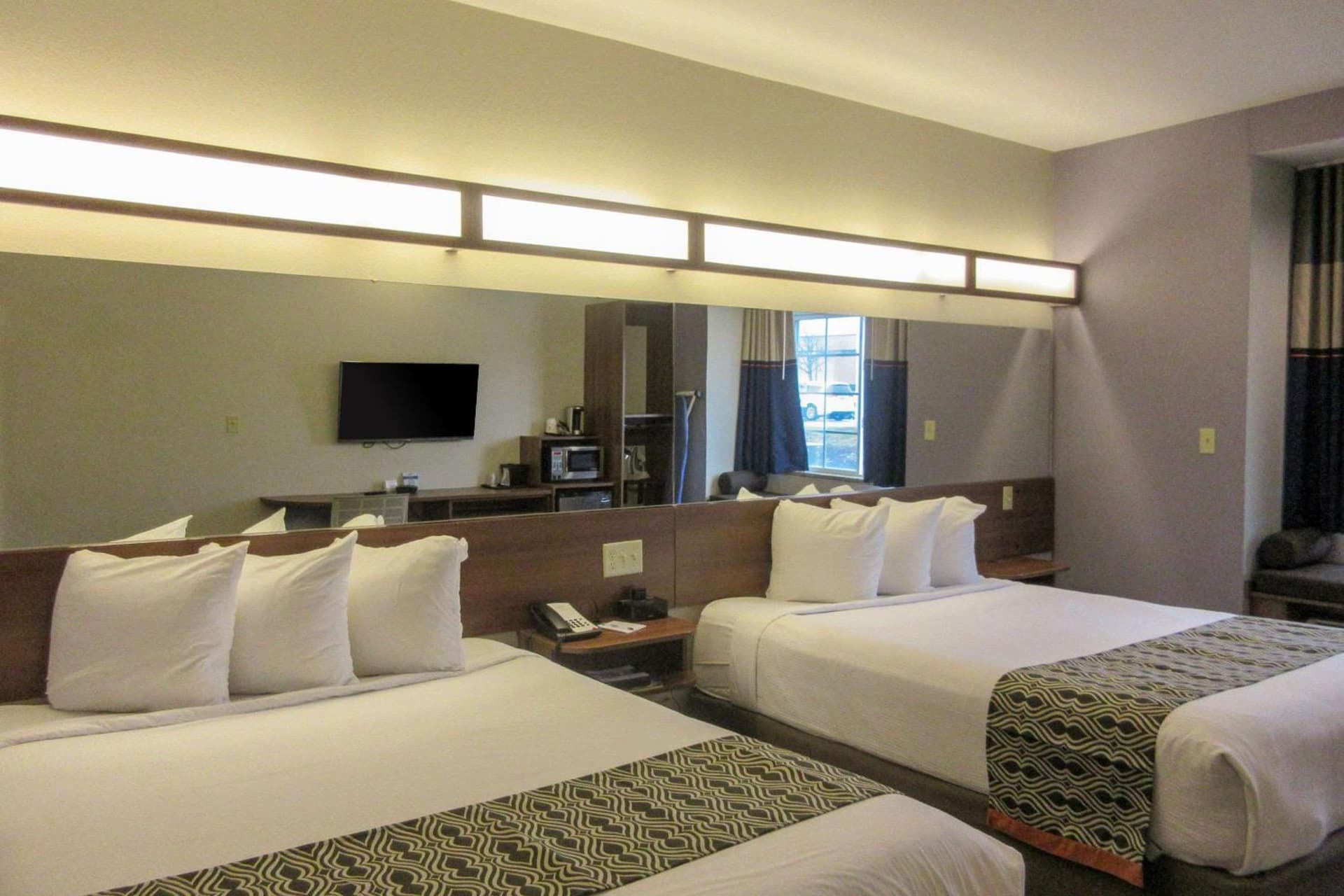 Quality Inn & Suites Caldwell I-77 interior in Caldwell, OH — gallery photo 2
