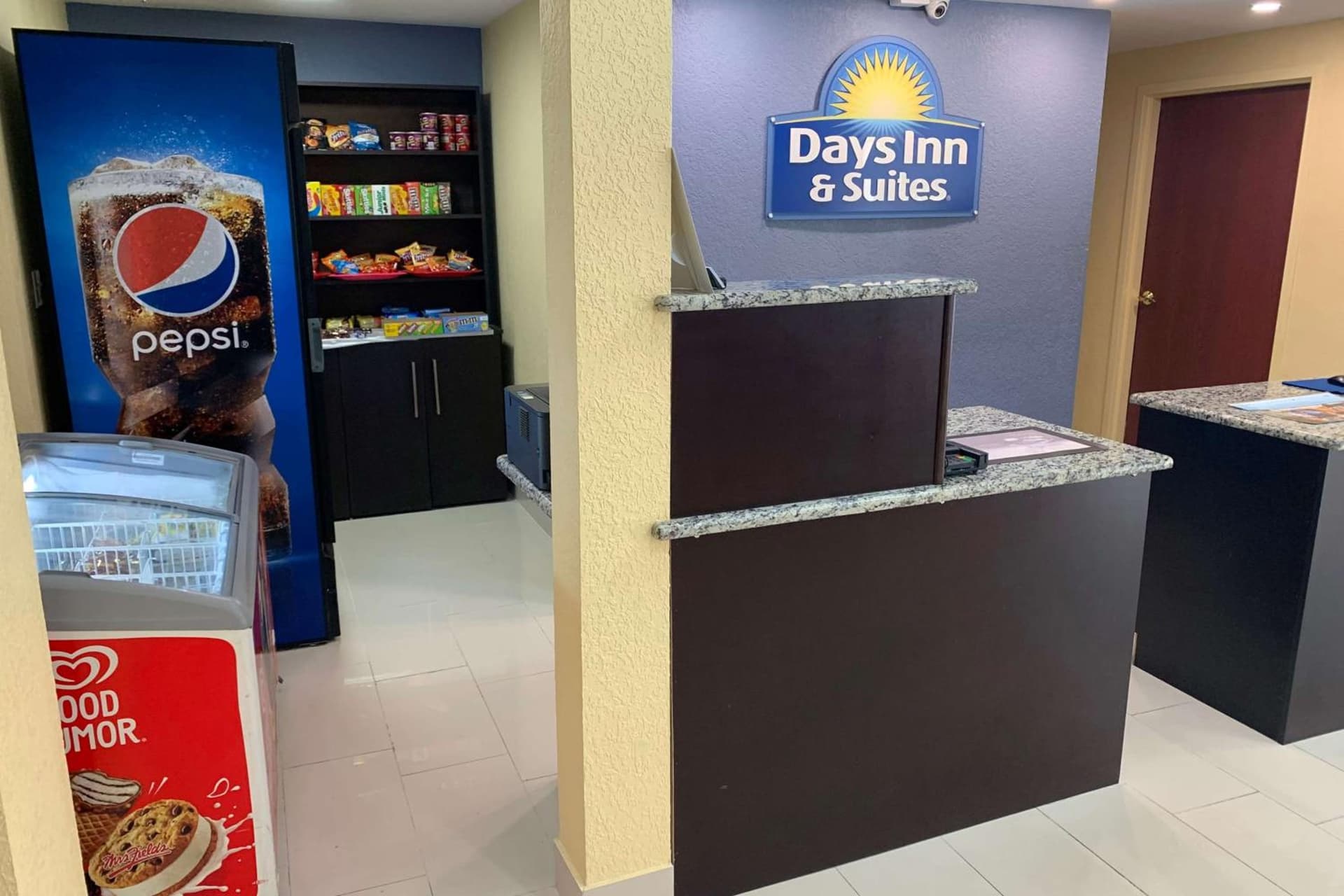 Days Inn & Suites by Wyndham Tampa/Raymond James Stadium property views in Tampa, FL — gallery photo 3