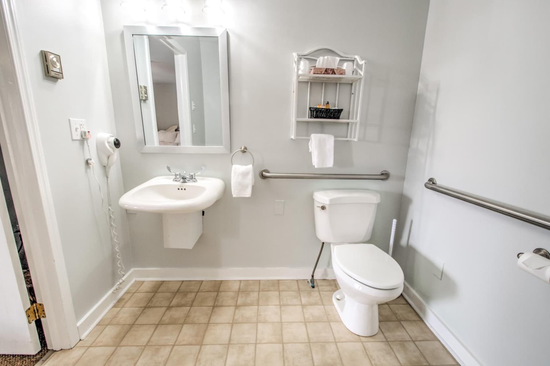 East Shore Lodging gallery photo in Hawley, PA — image 13