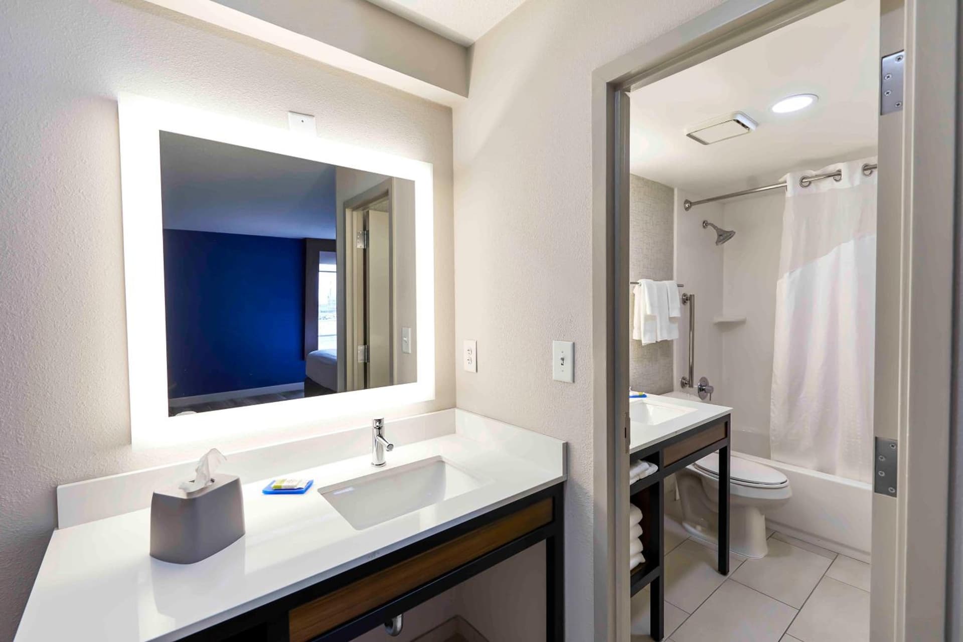 Holiday Inn Express Nashville-Downtown - Broadway by IHG gallery photo in Nashville, TN — image 27