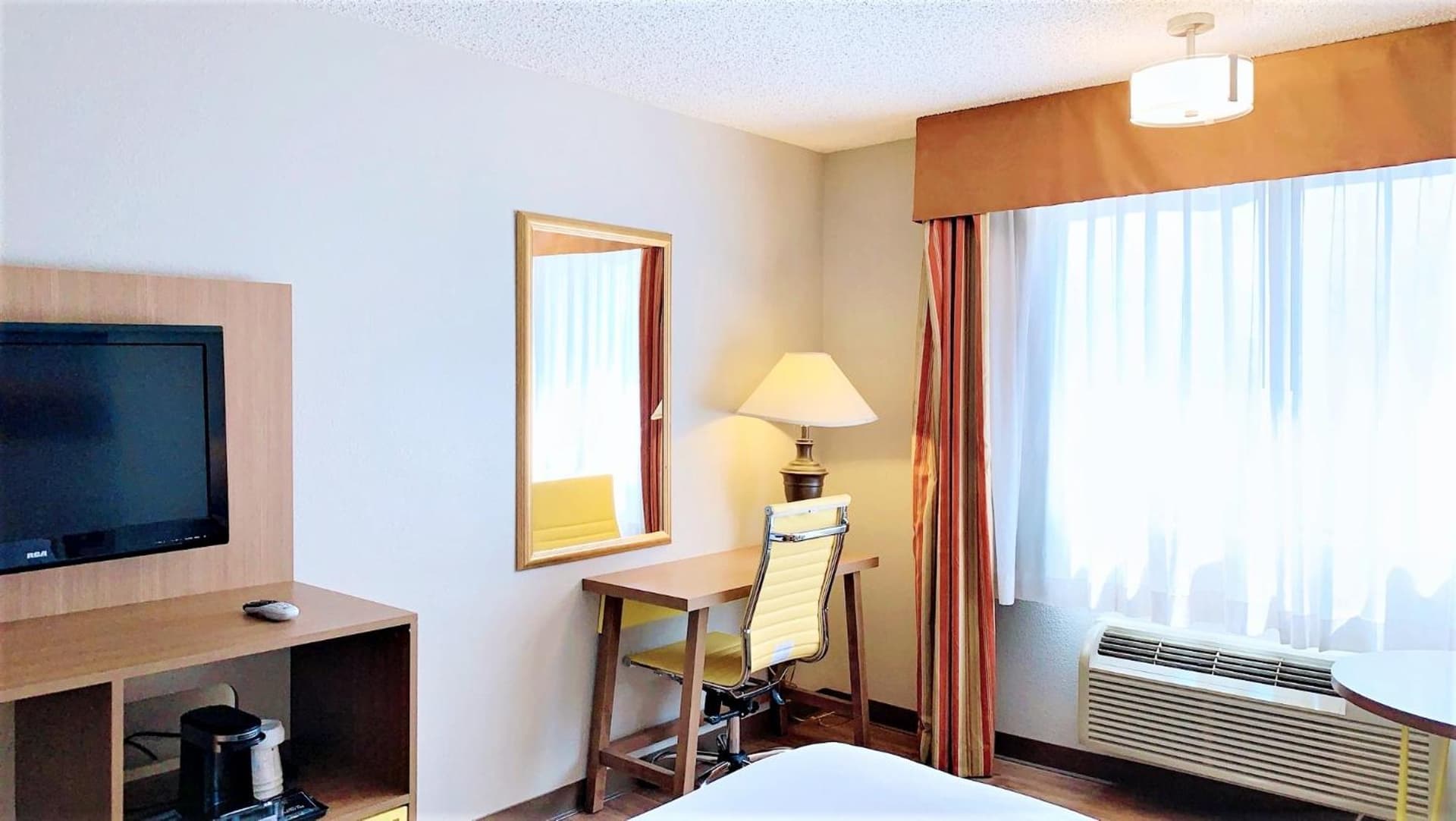 Days Inn by Wyndham Bernalillo interior in Bernalillo, NM — gallery photo 2