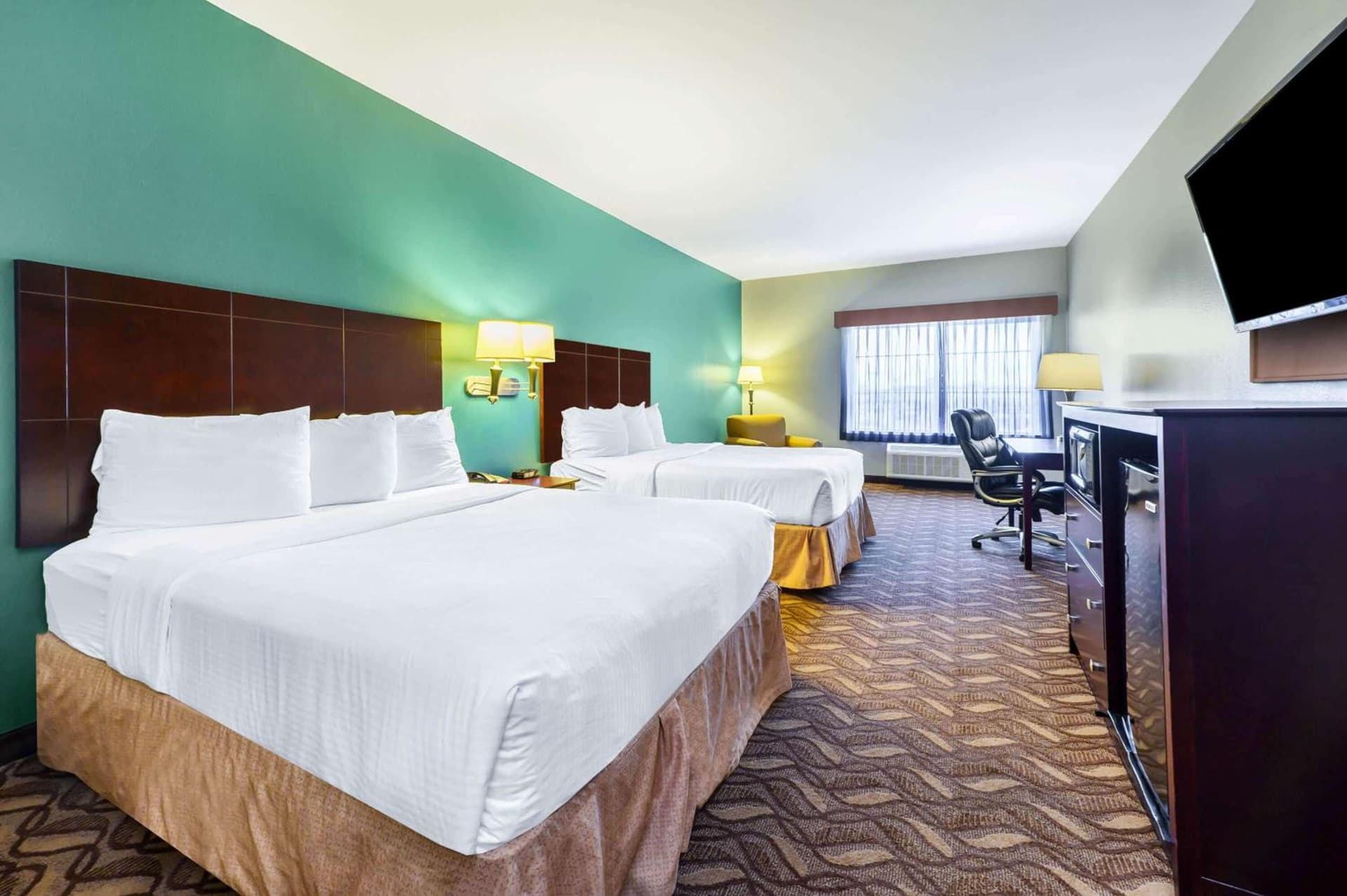La Quinta Inn & Suites by Wyndham Longview North property views in Longview, TX — gallery photo 3