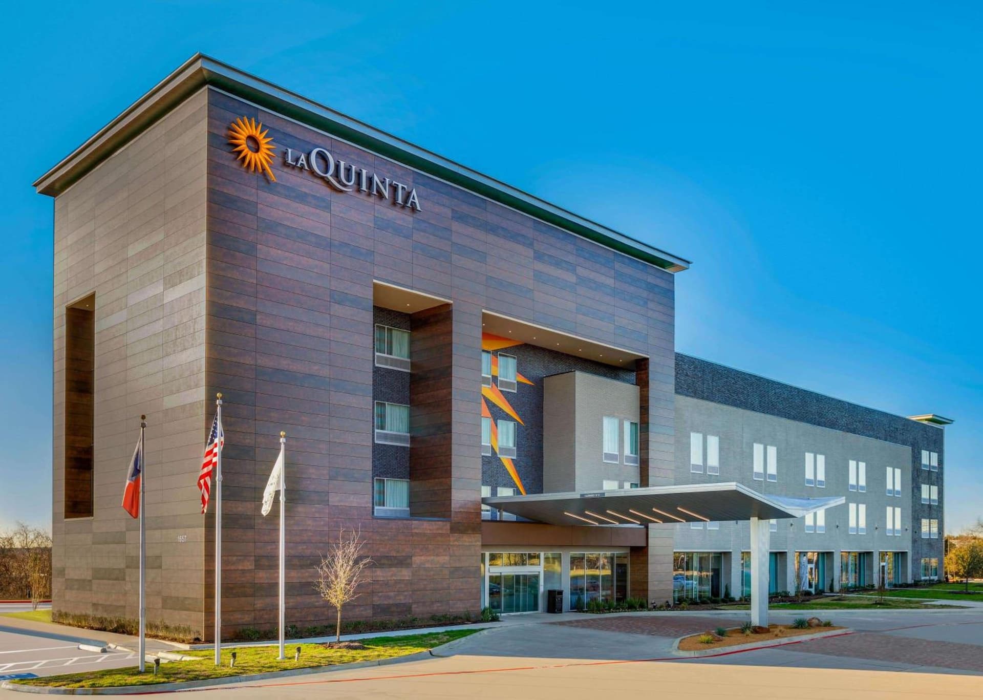 La Quinta Inn & Suites by Wyndham Lewisville property views in Lewisville, TX — gallery photo 3