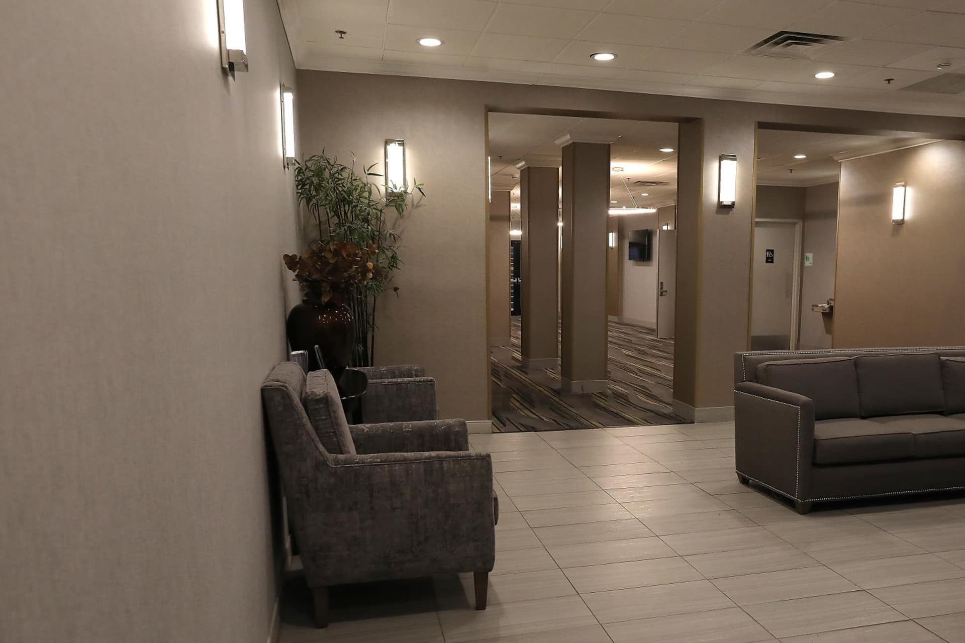 Holiday Inn O'Hare Area by IHG property views in Rosemont, IL — gallery photo 3