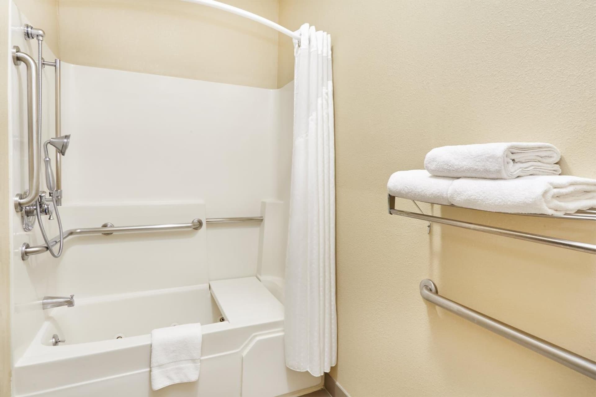 Holiday Inn Express & Suites Chicago-Libertyville by IHG gallery photo in Libertyville, IL — image 39