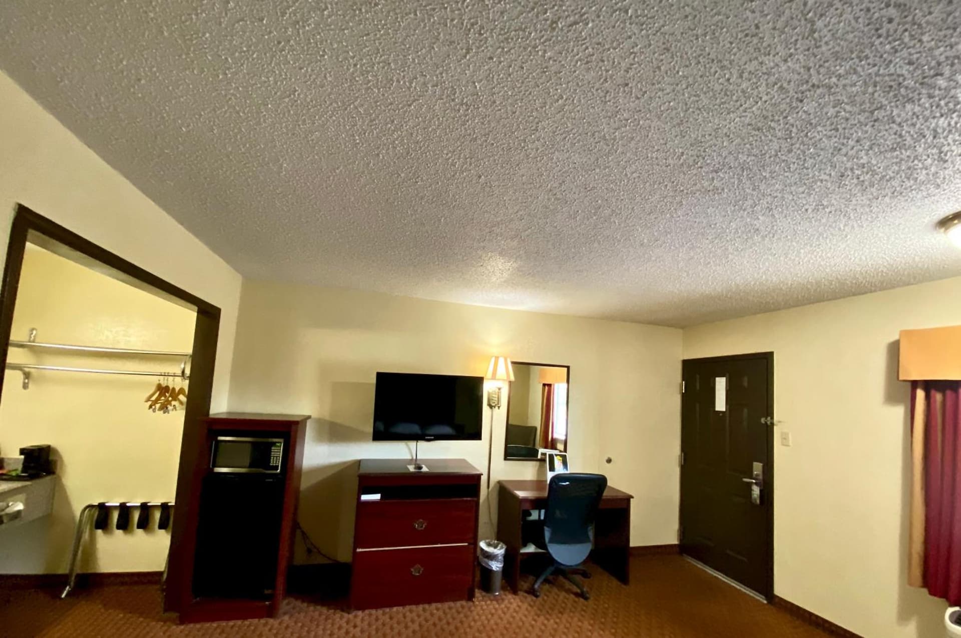 Super 8 by Wyndham Shawnee property views in Shawnee, OK — gallery photo 3